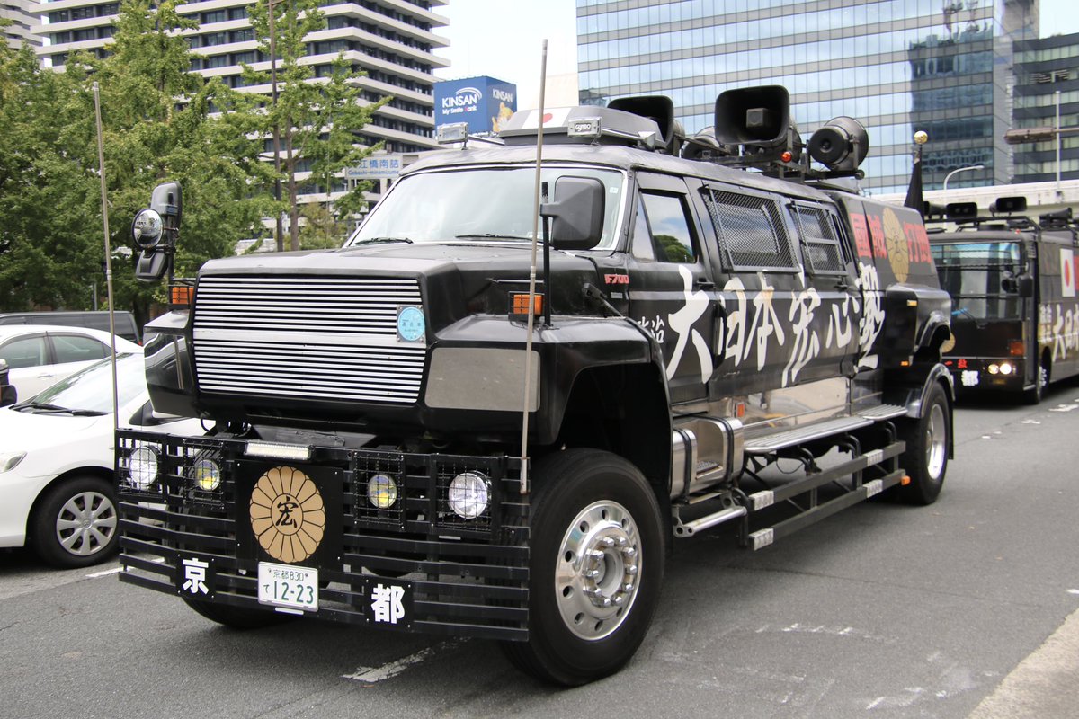 右翼の街宣車はなぜ軍歌を流す？資金源の闇と警察が止めない法的理由