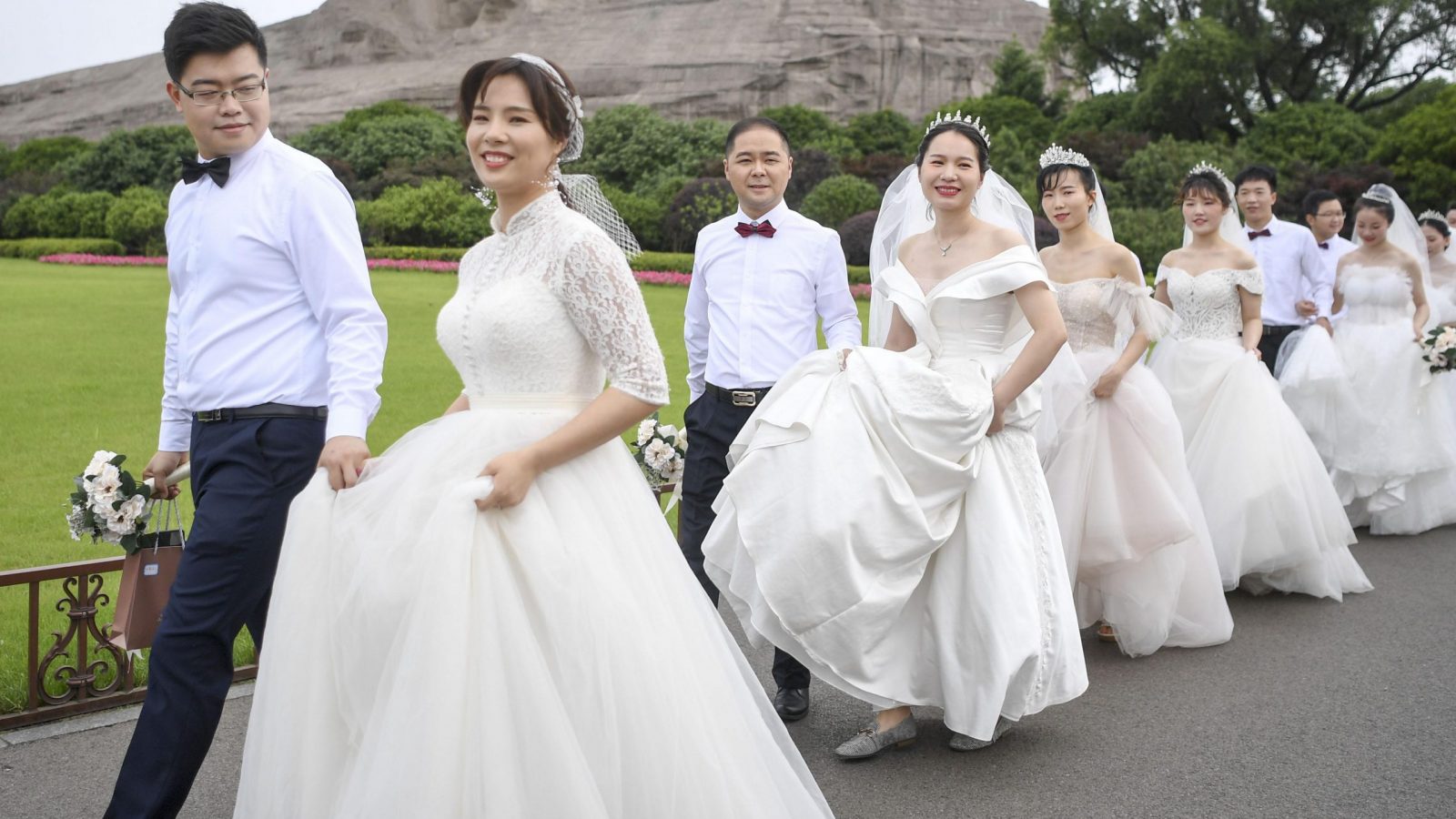 一妻多夫制が存在する国の真実｜兄弟で妻を共有する理由と現代の実態