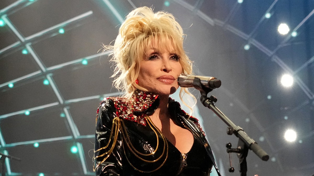 Dolly Parton’s Death Ignites Flag Debate in Mississippi City