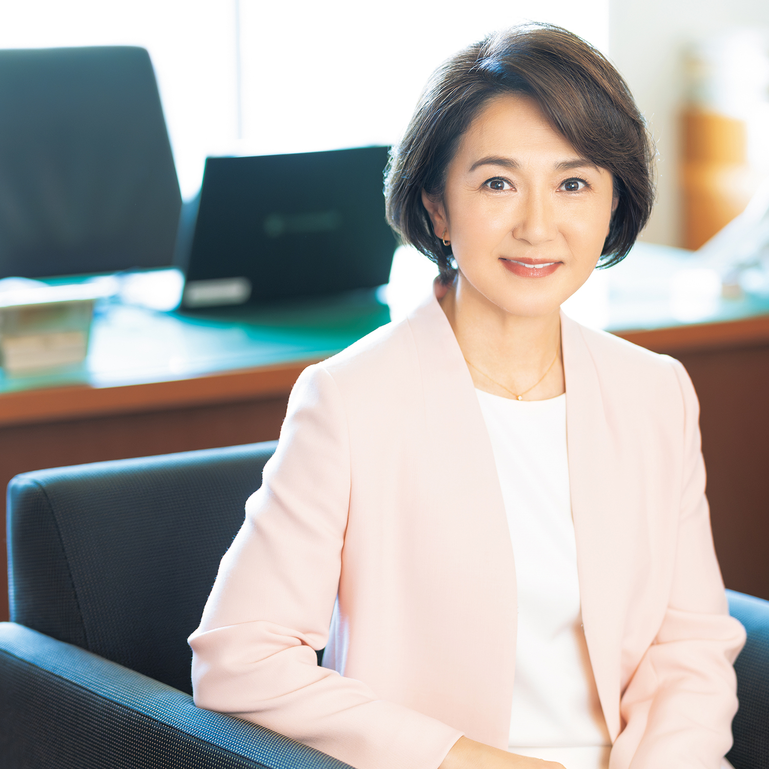 生稲晃子の現在｜外務政務官の職務と乳がん克服後の健康・家族の素顔