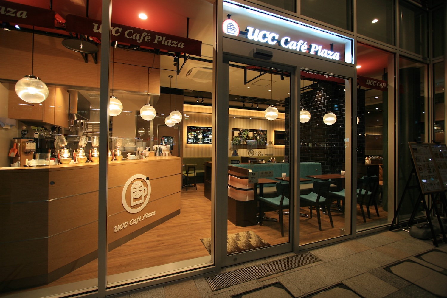 Uccカフェプラザ明石駅前店を徹底解剖！サイフォン珈琲と名物の真価