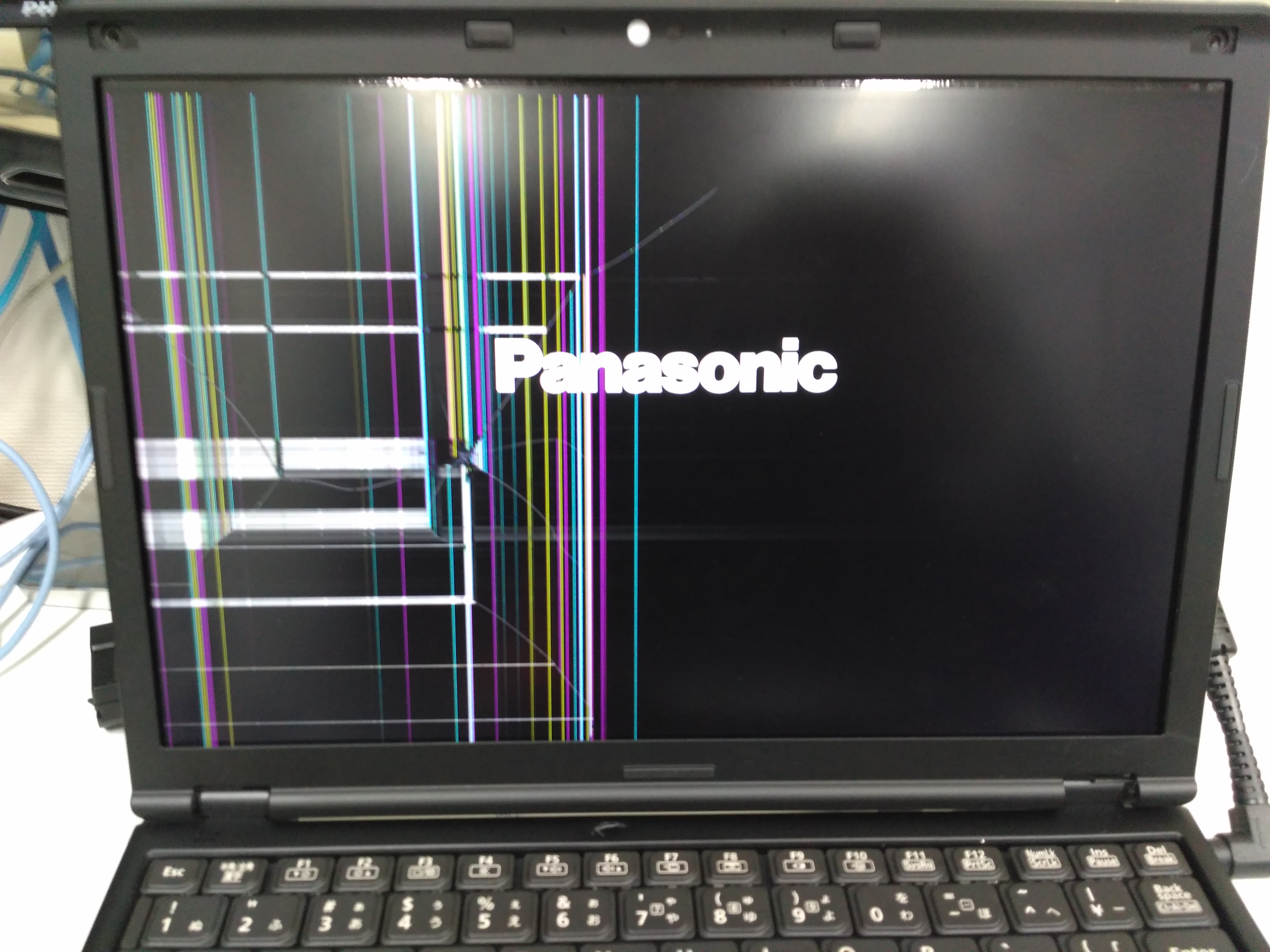 液晶画面に線が入る原因と対処法｜自力修復の見極めと修理相場