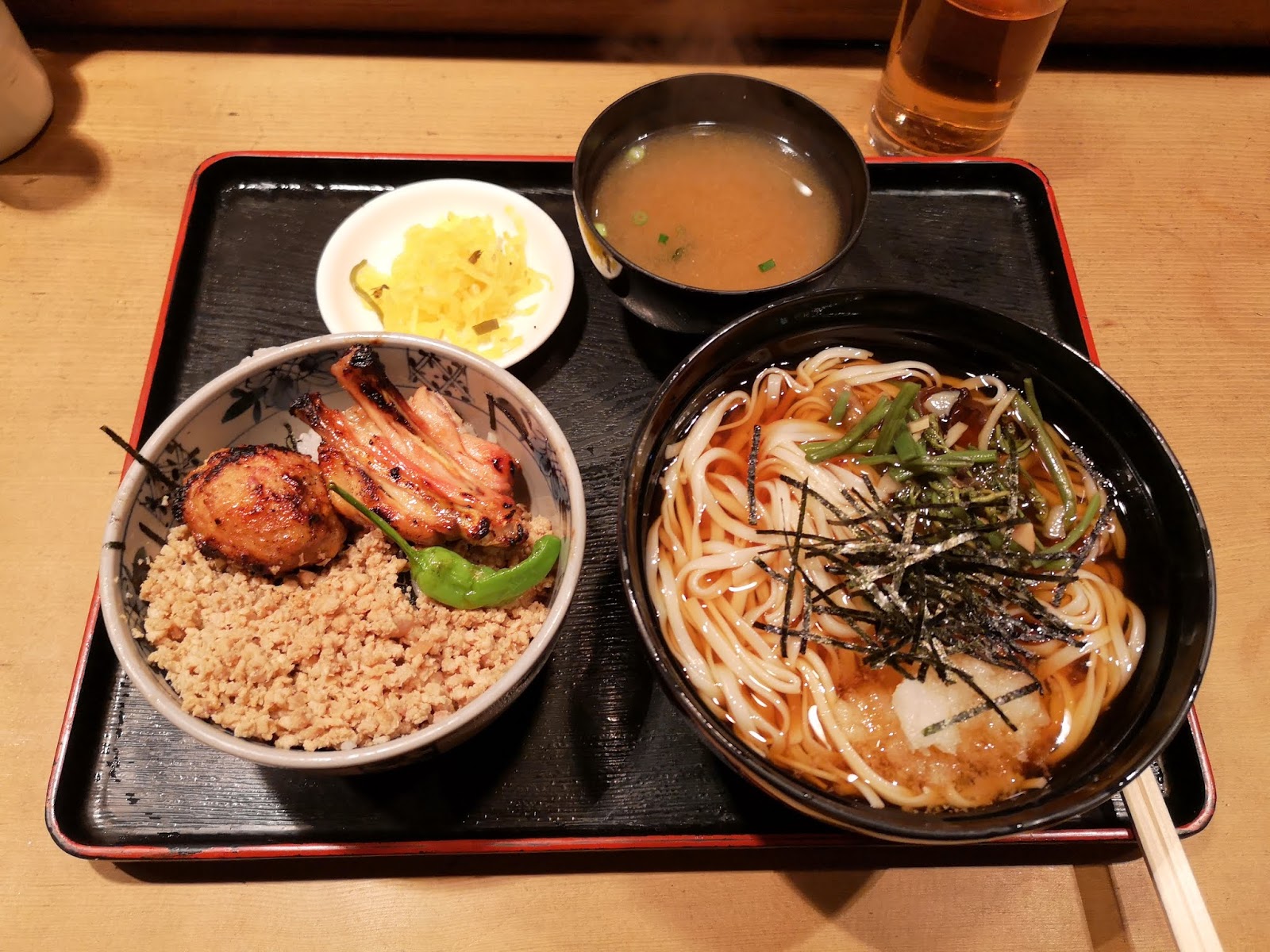 新橋の名店「鳥与志」なぜ大行列？名物焼き鳥丼の秘密と混雑攻略法
