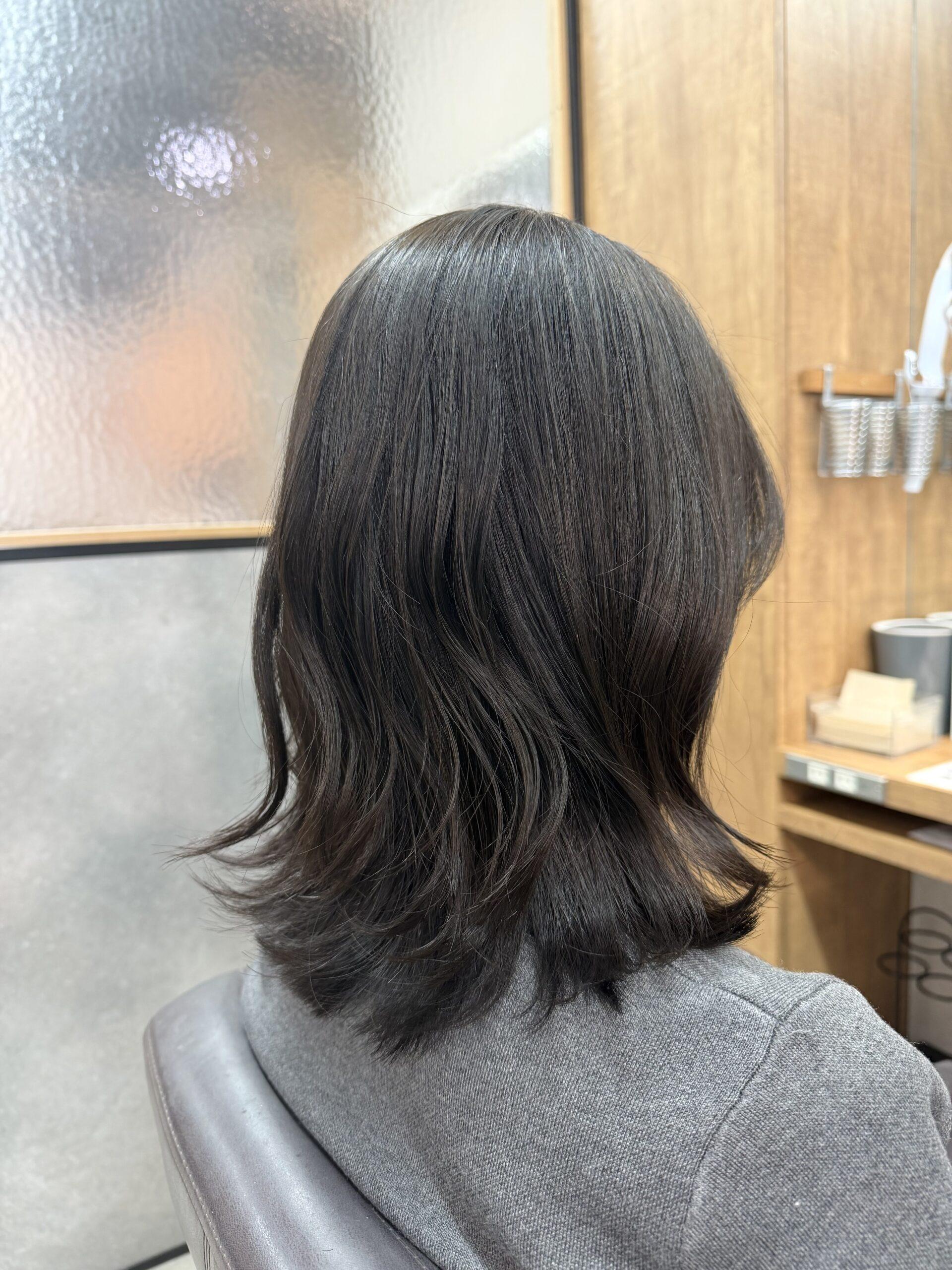 暗めグレージュがオフィスで人気の理由！ブリーチなし透明感の真相