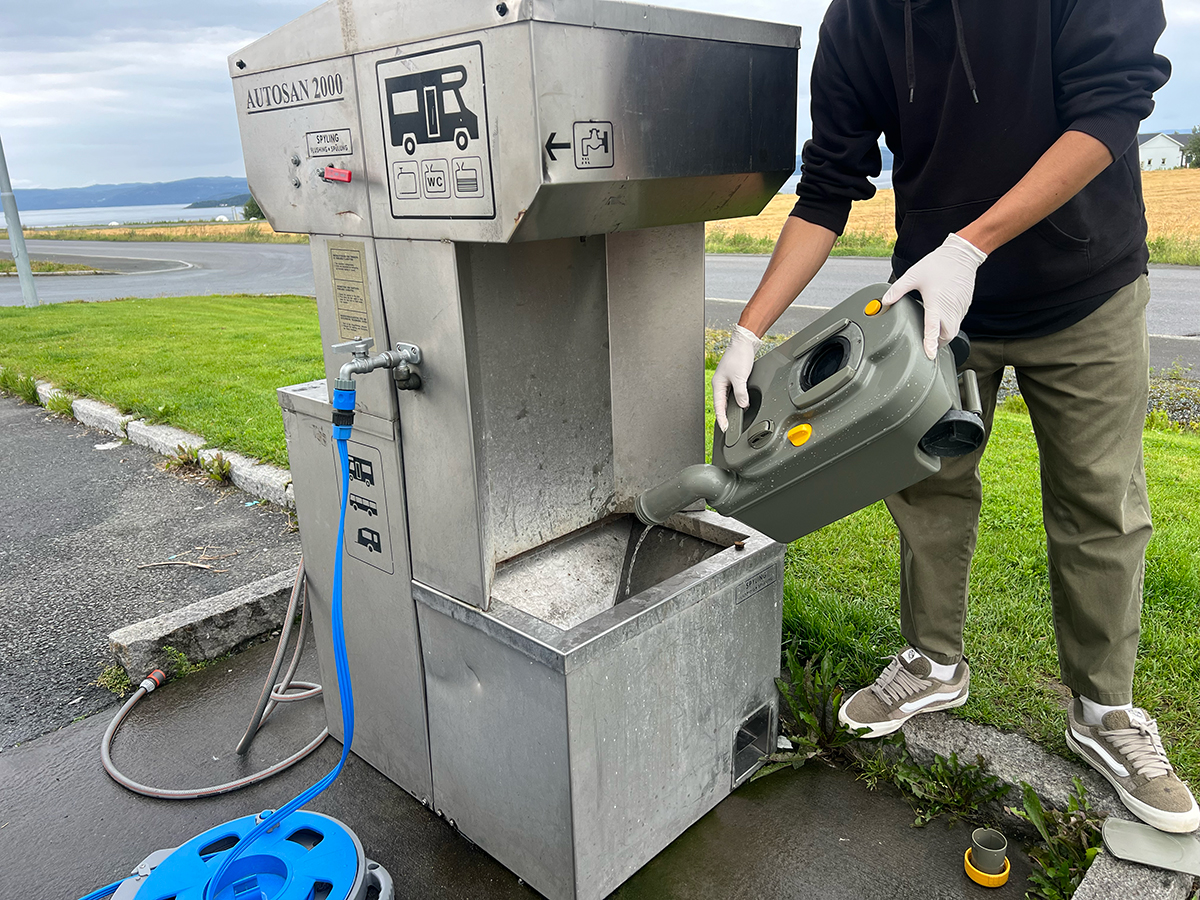 キャンピングカーのトイレ処理は本当に大変？捨て場所ルールと劇的解決法