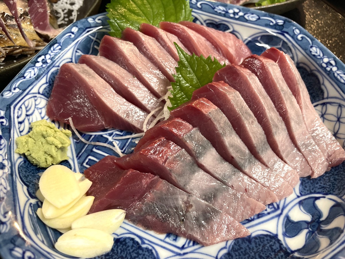 かつおのたたき旬は年2回！初鰹と戻り鰹の決定的な違いと美味しい時期