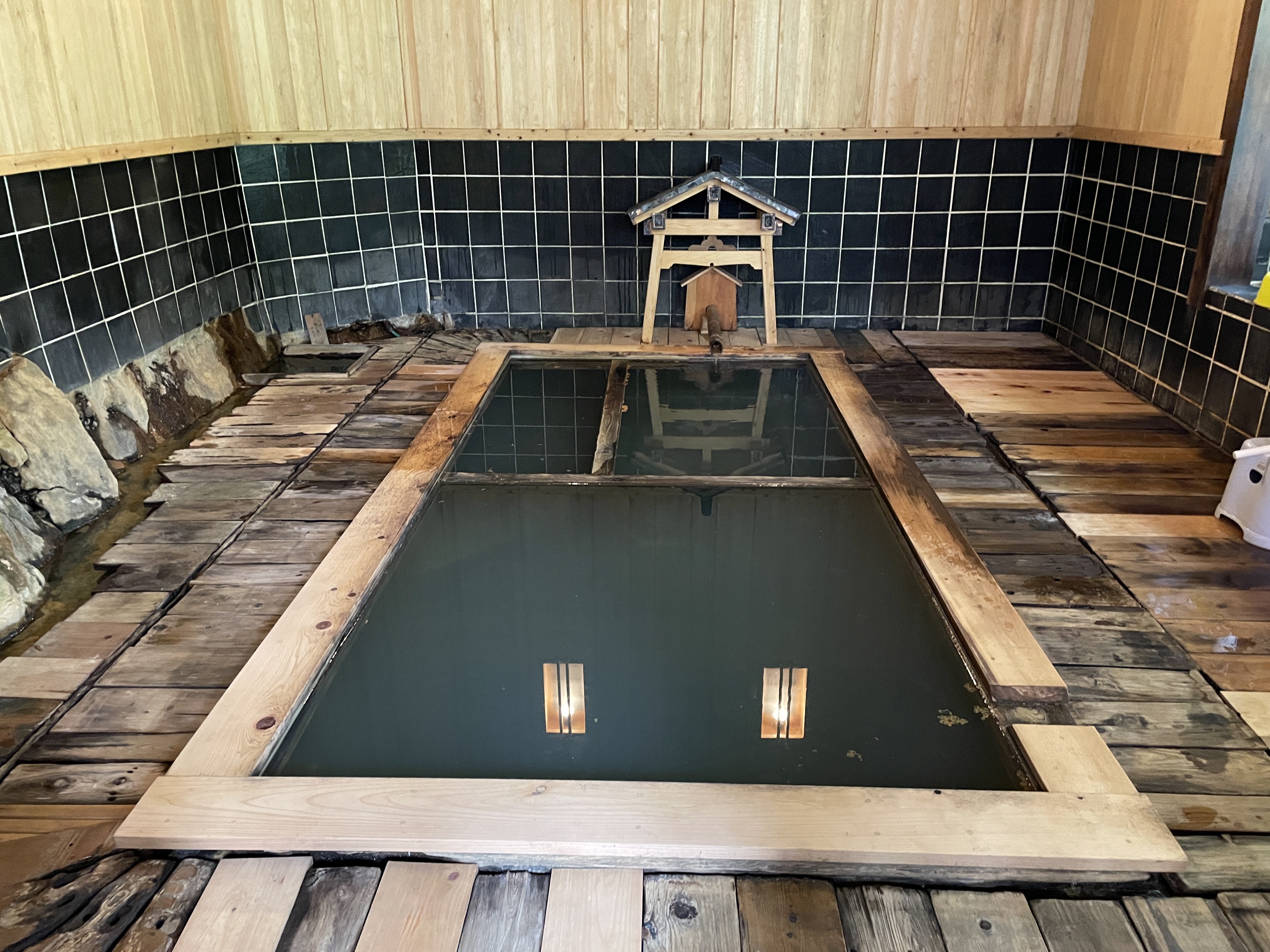 横向温泉・滝川屋旅館の現在と予約の真相｜幻の足元湧出秘湯を追う