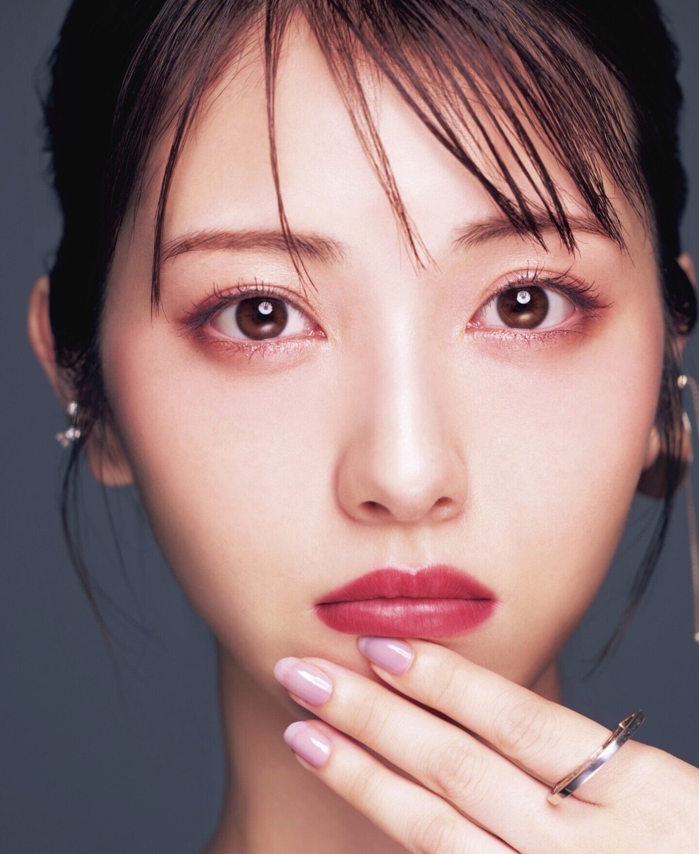 浜辺美波の圧倒的透明感メイク術｜愛用コスメと再現手順を徹底解剖