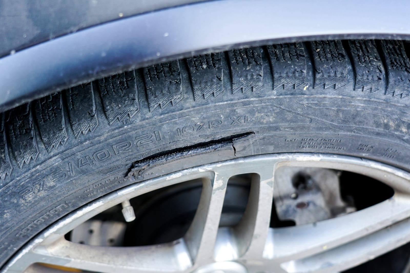 タイヤ側面のひび割れ放置は危険？車検の合否ラインと交換基準の真実