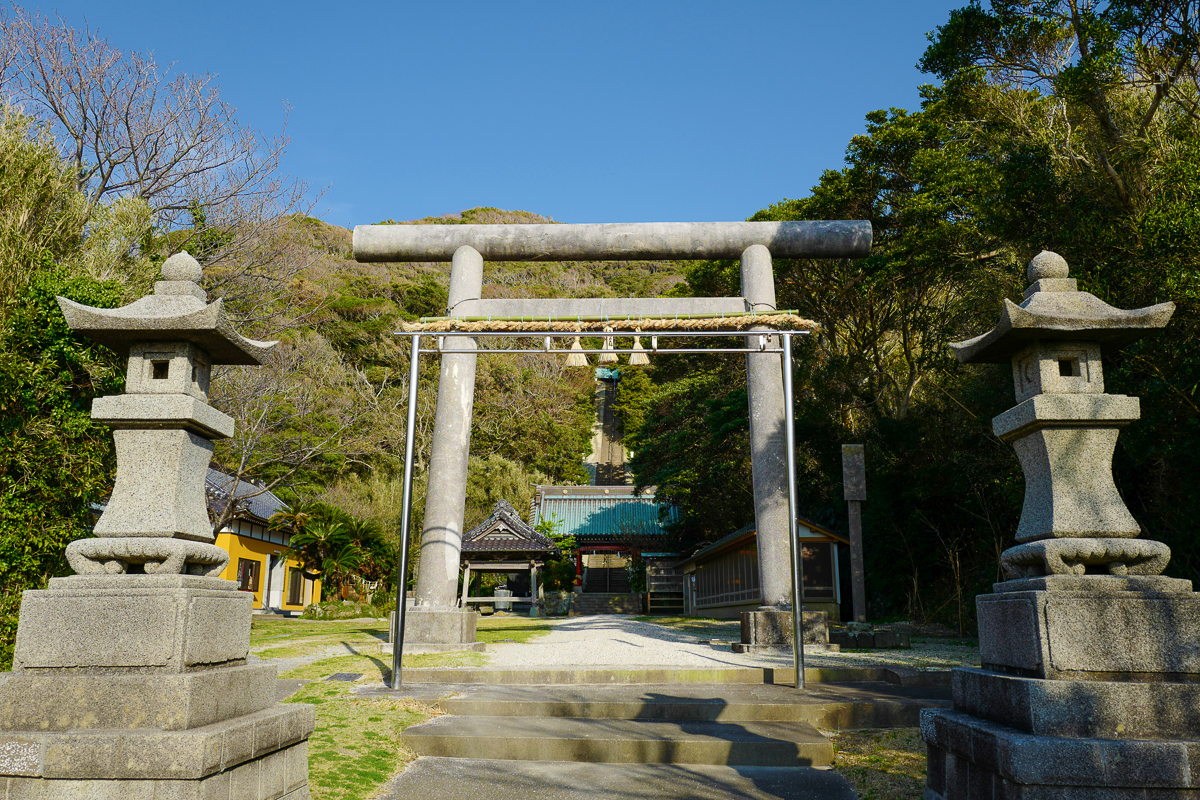 【2026年現地ルポ】太平洋と富士山を抱く断崖の古刹、なぜ世界が「洲崎 神社」の静寂に熱狂するのか