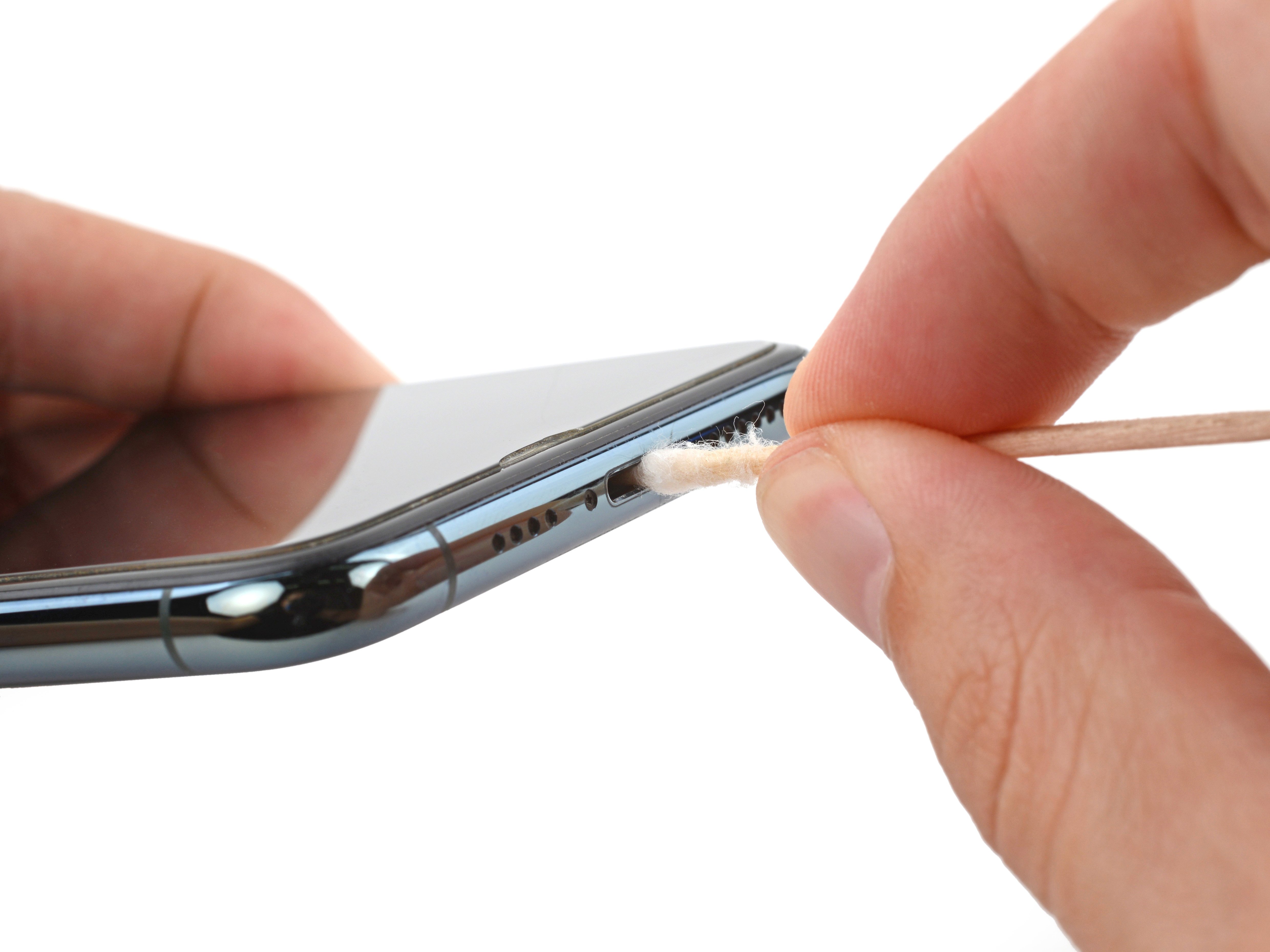 Iphone充電口の爪楊枝掃除は危険？接触不良を直す安全なホコリ除去術