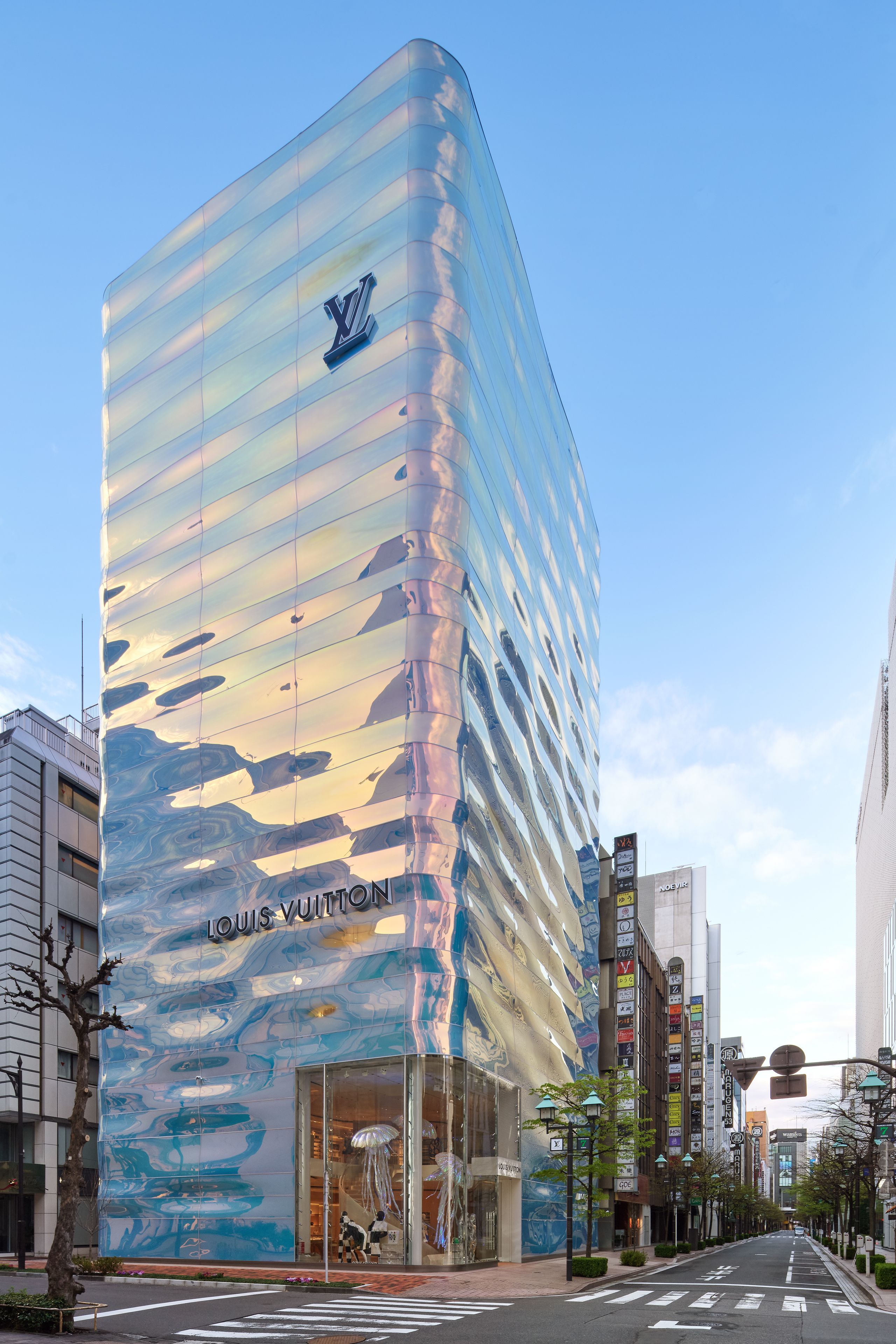 水の波紋が輝くルイ・ヴィトン銀座並木通り店！カフェ予約と限定品を解剖