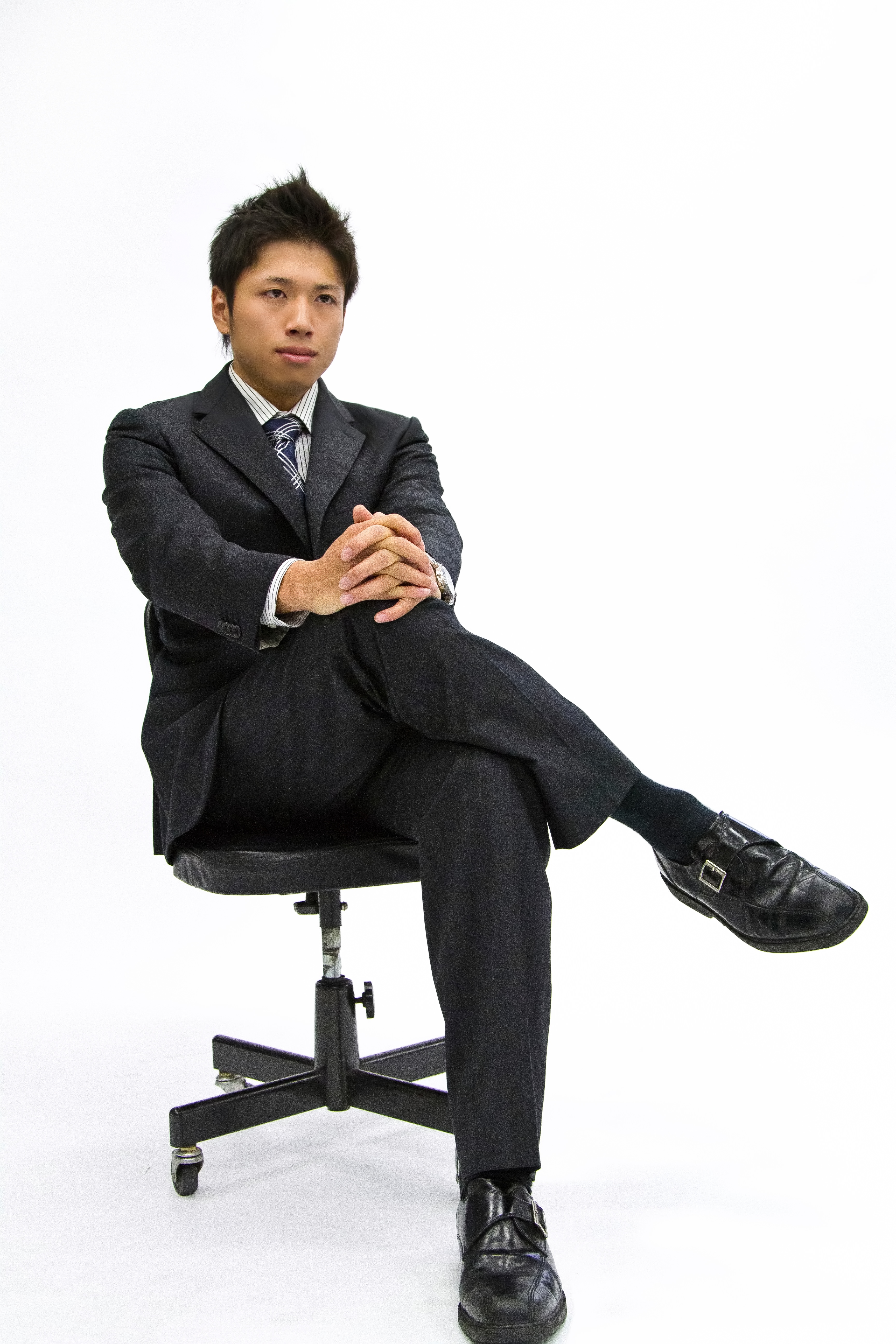 足を組んで座る心理と体のSos｜骨盤の歪みや腰痛を防ぐ改善法