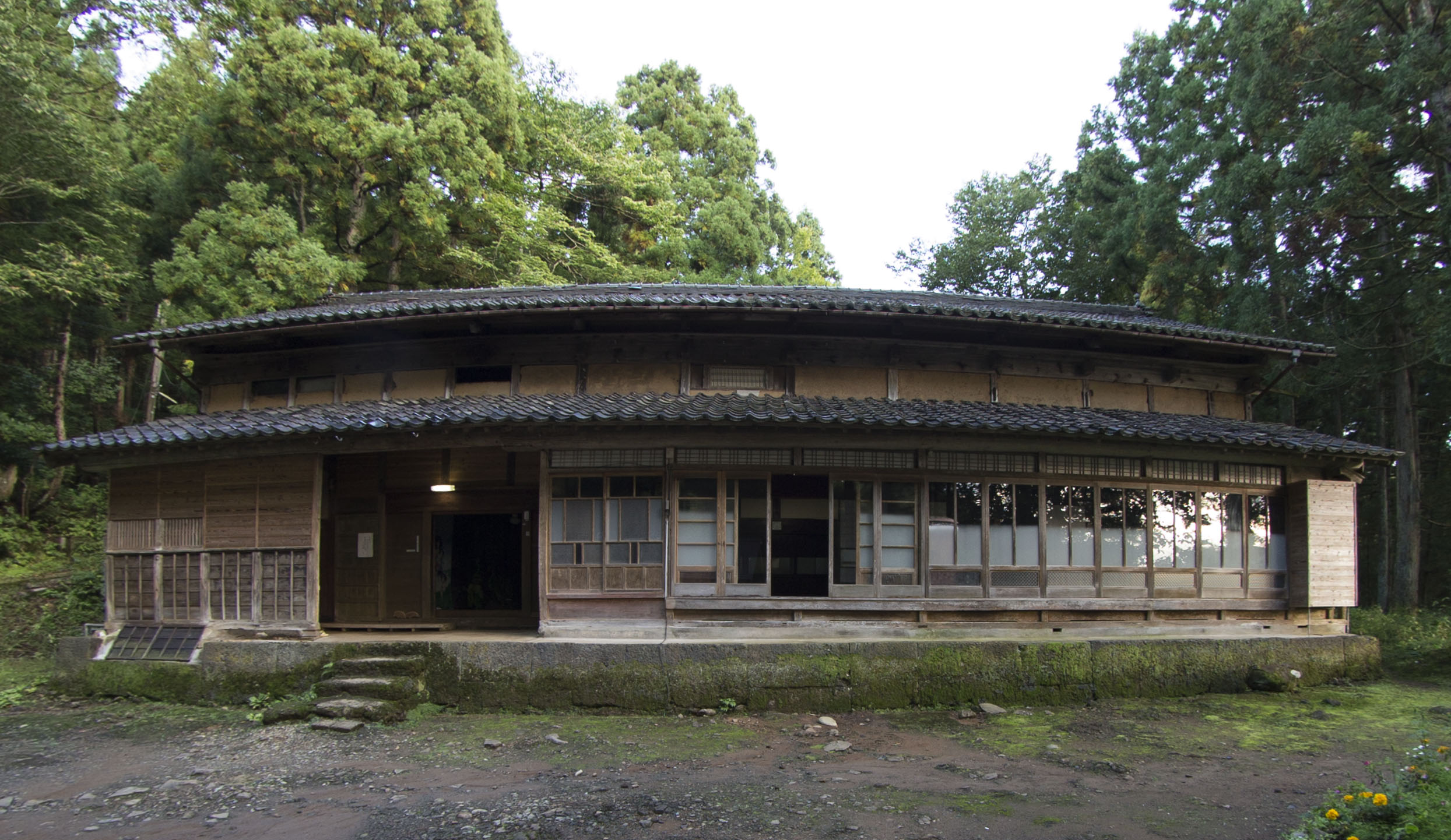 おおかみこどもの花の家は今どうなってる？見学と宿泊の真相を現地検証