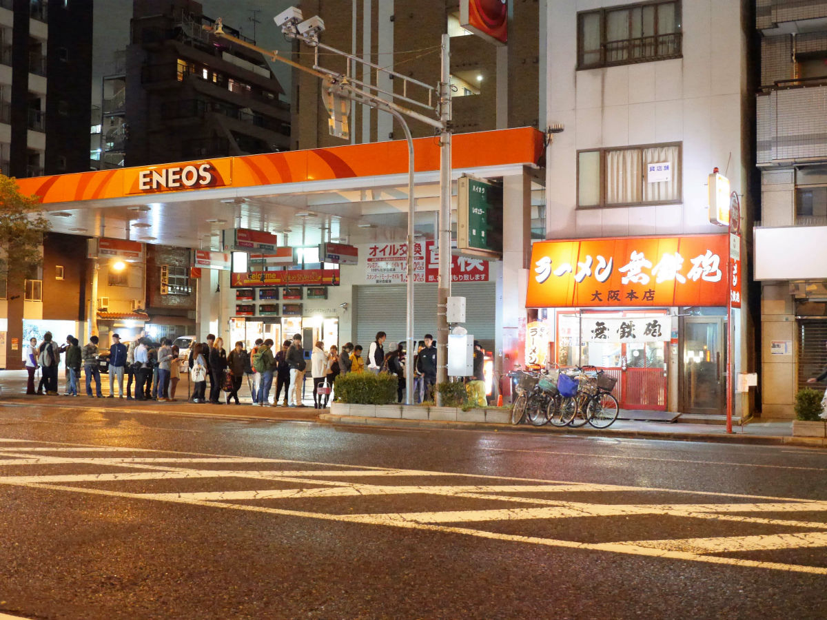 無鉄砲大阪店の混雑状況と裏注文を徹底解剖！濃厚豚骨の真実と攻略法