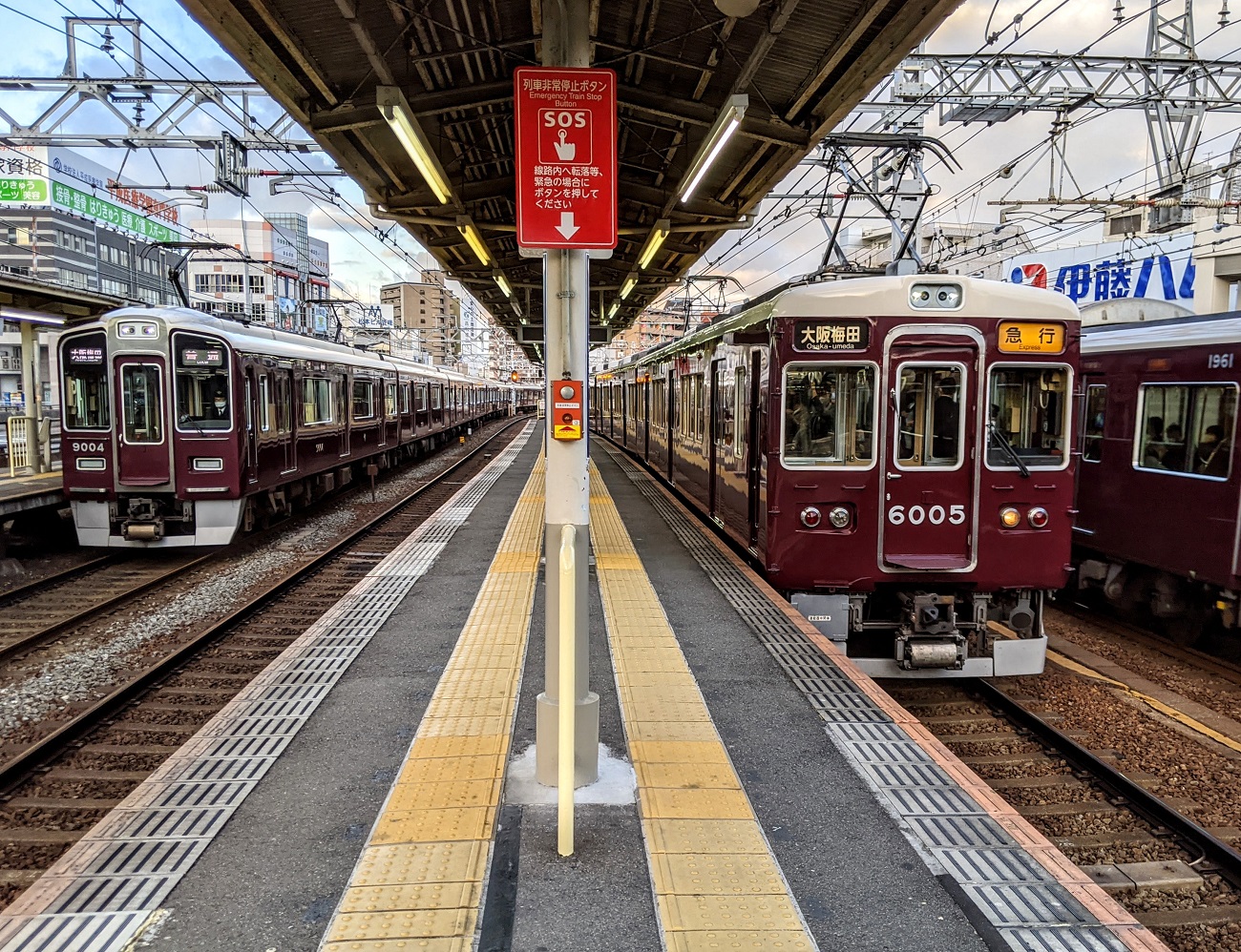 梅田のすぐ隣に潜む「奇跡の狭小ホーム」——2026年、進化する都市と阪急中津駅が織りなす光と影