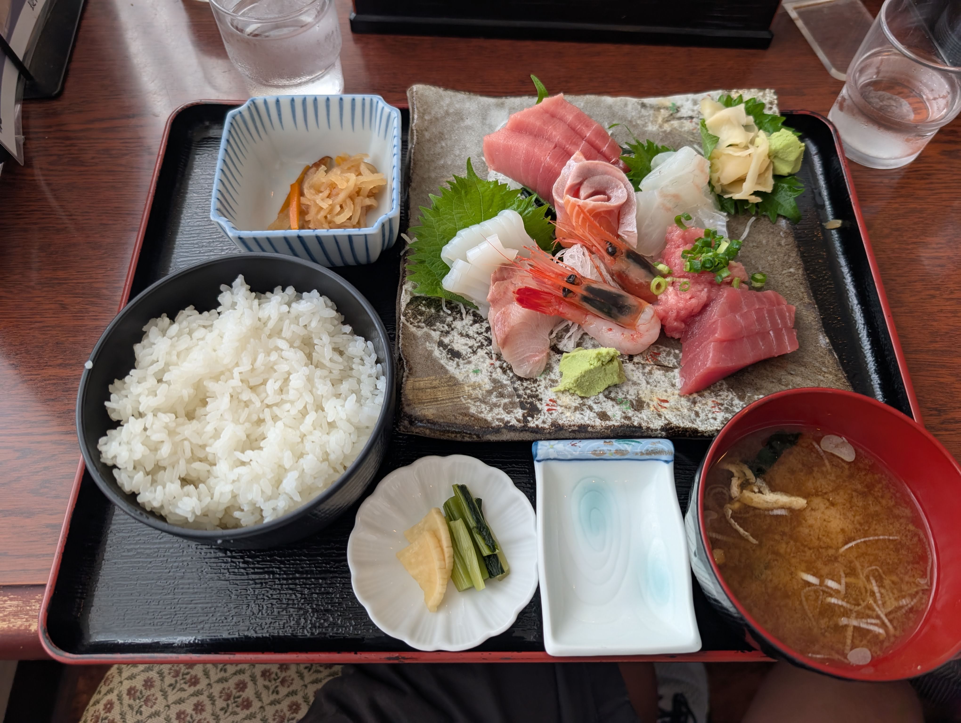 長岡市場食堂の海鮮丼が話題！驚異のコスパと一般利用攻略法【2026】