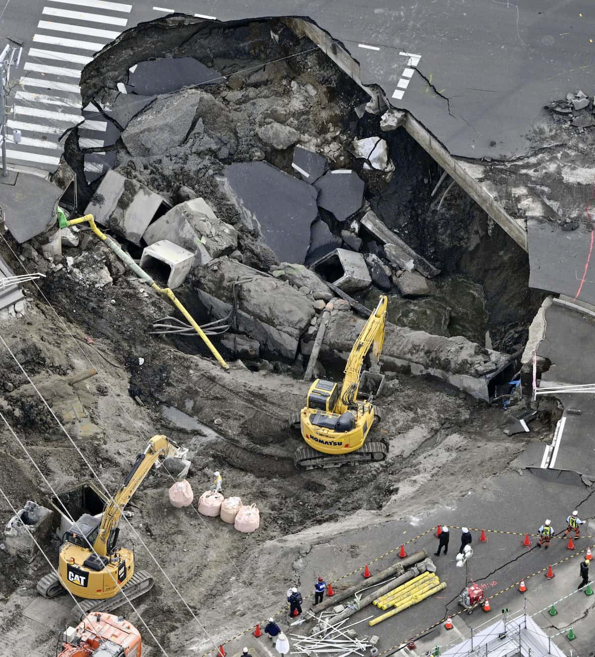 道路陥没に呑まれたトラック運転手の安否は？賠償責任と事故の真相を徹底解説