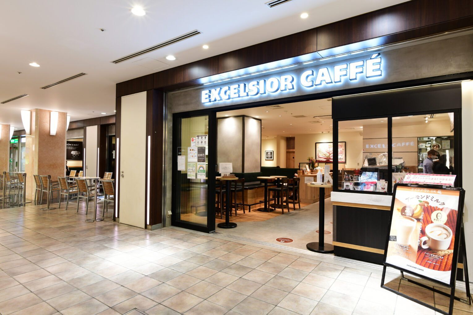 エクセルシオール渋谷マークシティ店の電源や混雑の真相を徹底解説