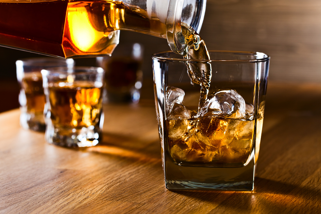 ウイスキーと焼酎の違いとは？糖質・製法から太りにくさまで徹底比較
