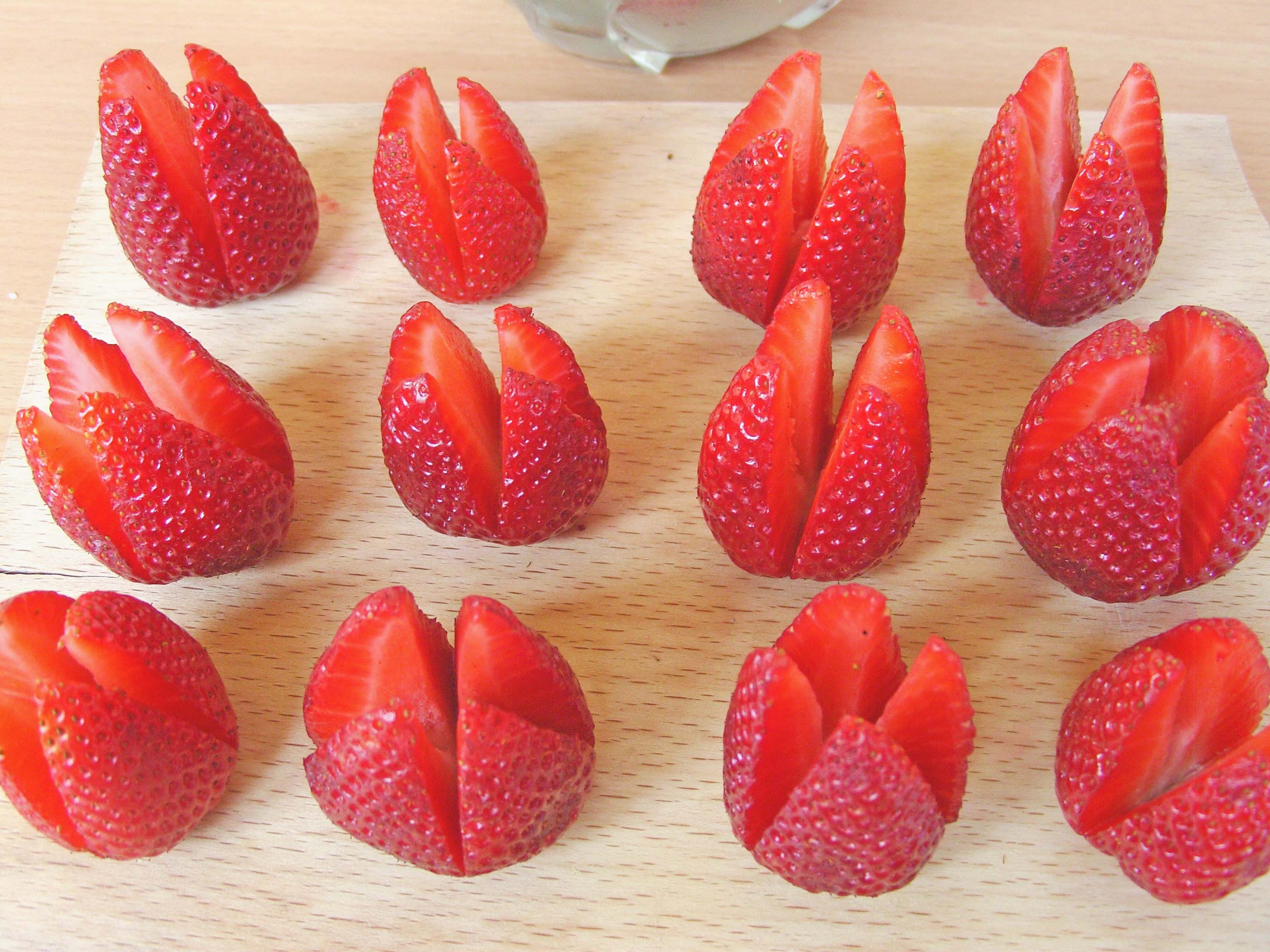 Fancy Way to Cut Strawberries