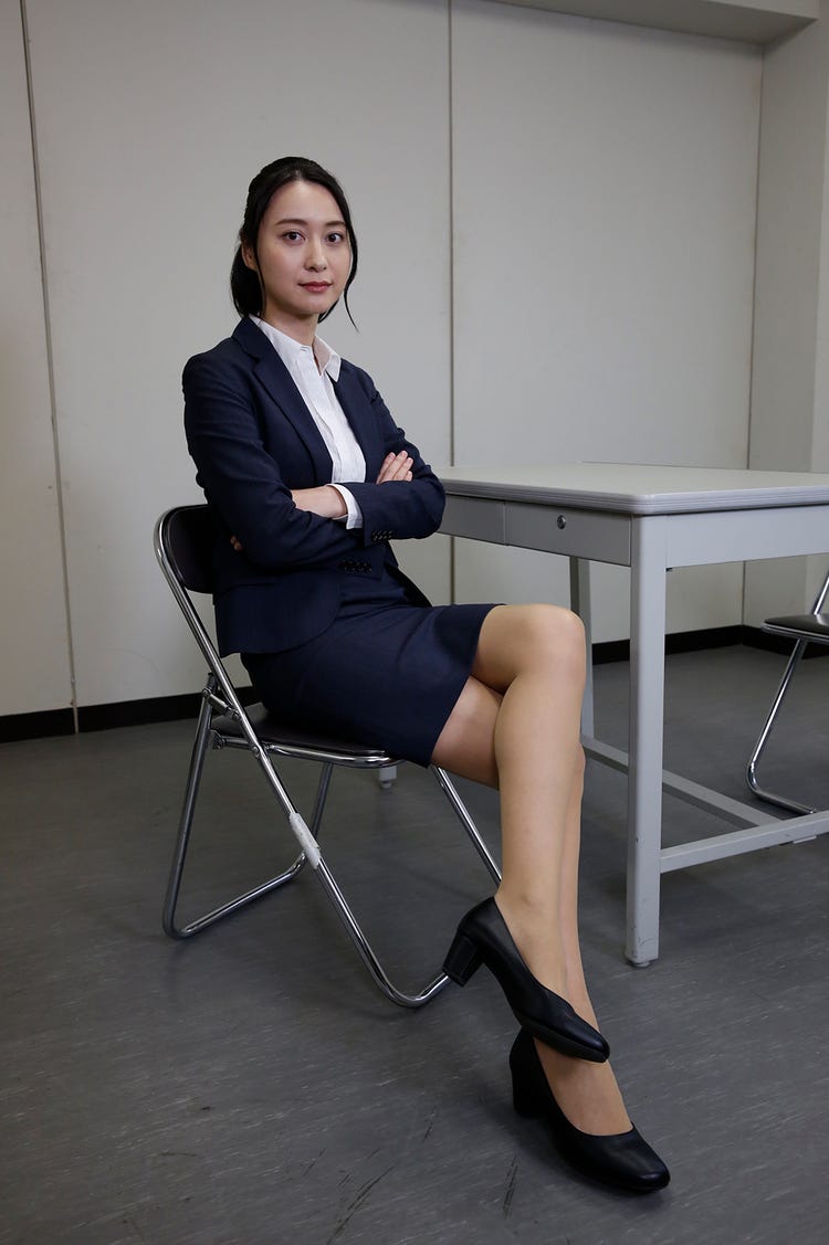 小川彩佳の美脚と洗練コーデを徹底解剖！報道番組で際立つ魅力を分析