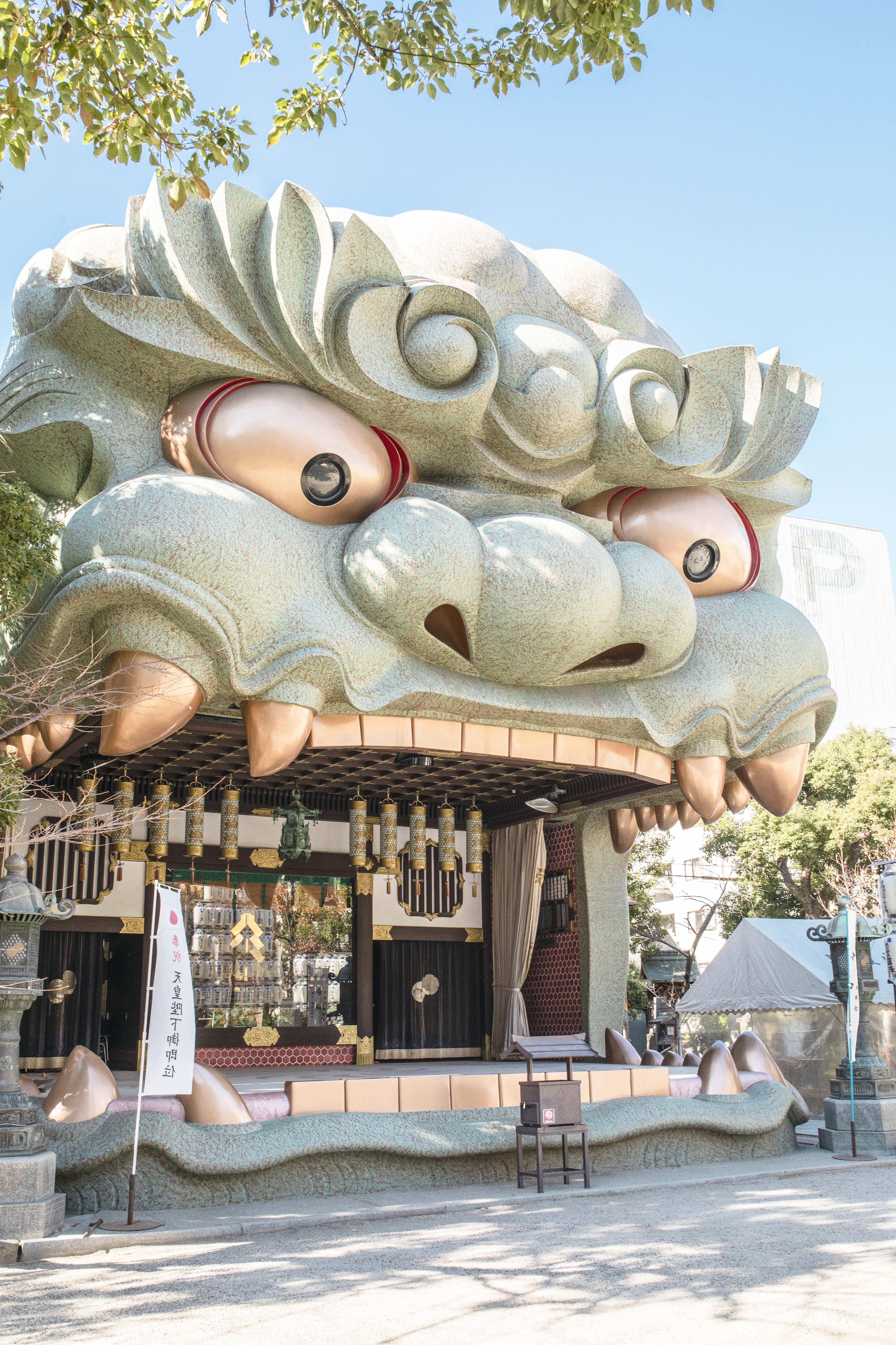 難波八坂神社の巨大獅子頭が呼ぶ勝運！ご利益と歴史の真相【2026年】