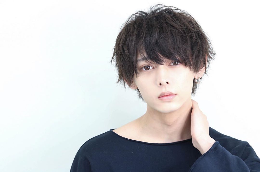 なぜ首を押さえる？「首痛いポーズ」の元ネタと小顔見えの秘密を徹底解明