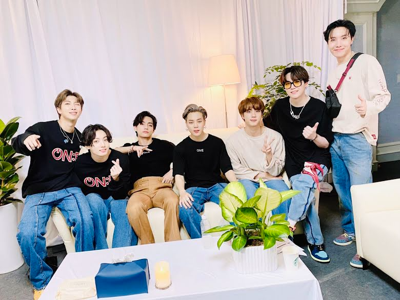 Neo Sitting Next to v Bts