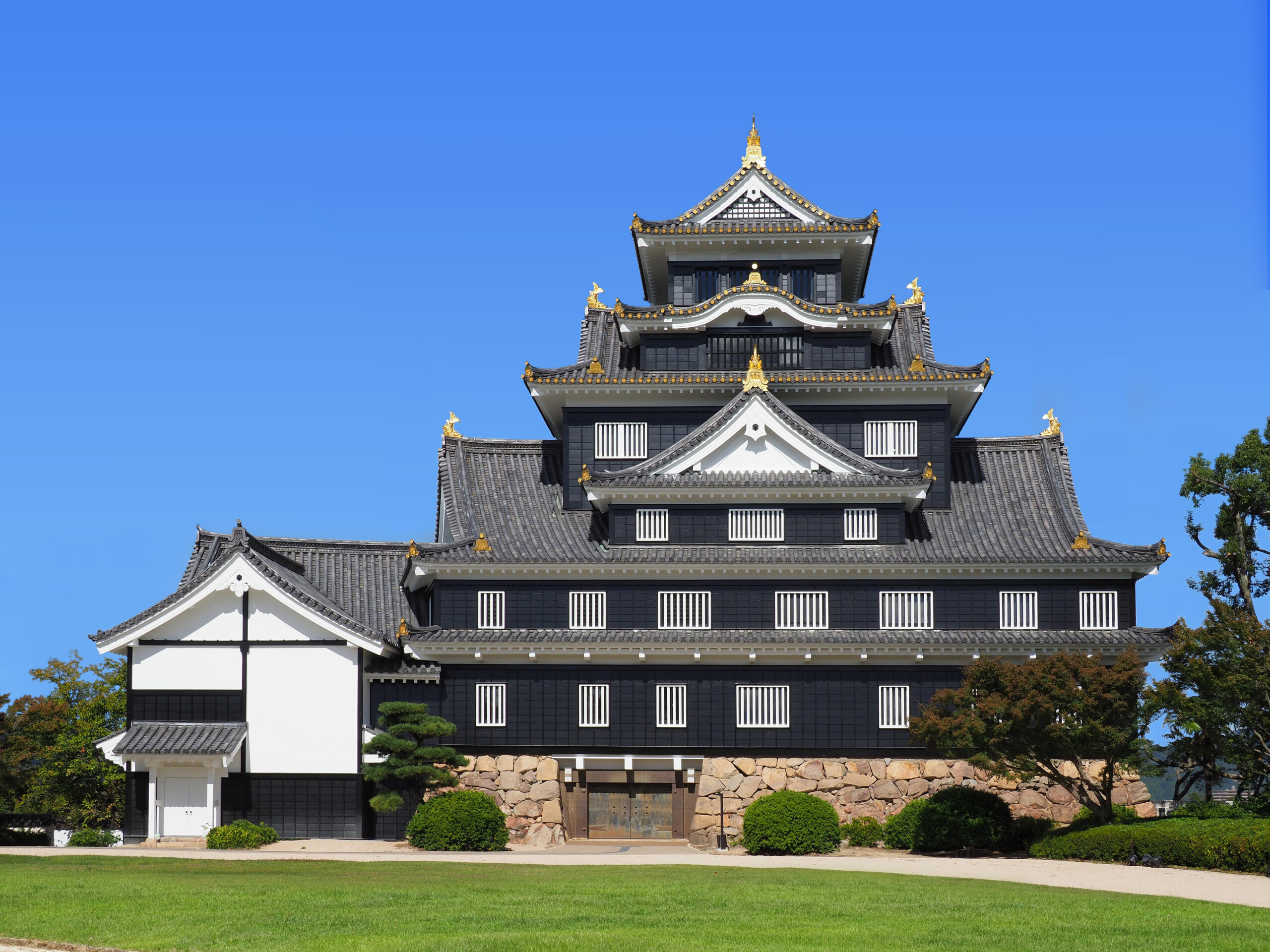 【2026年最新ガイド】漆黒の「烏城」が放つ存在感！岡山城天守閣の歴史・知られざる見どころ・最新トレンドを徹底取材