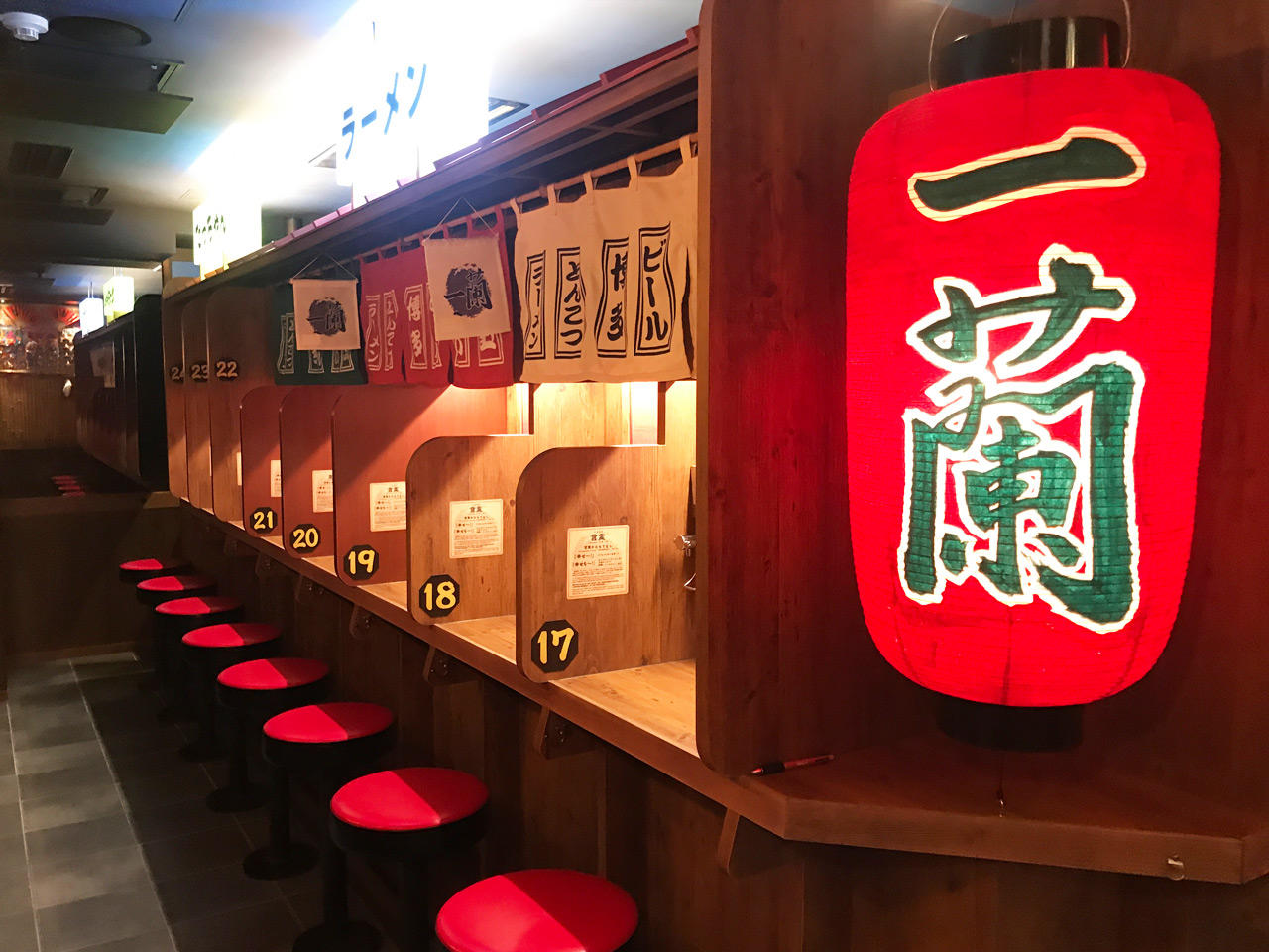 一蘭浅草店なぜ連日大行列？屋台席の魅力と混雑回避の裏技を徹底解説
