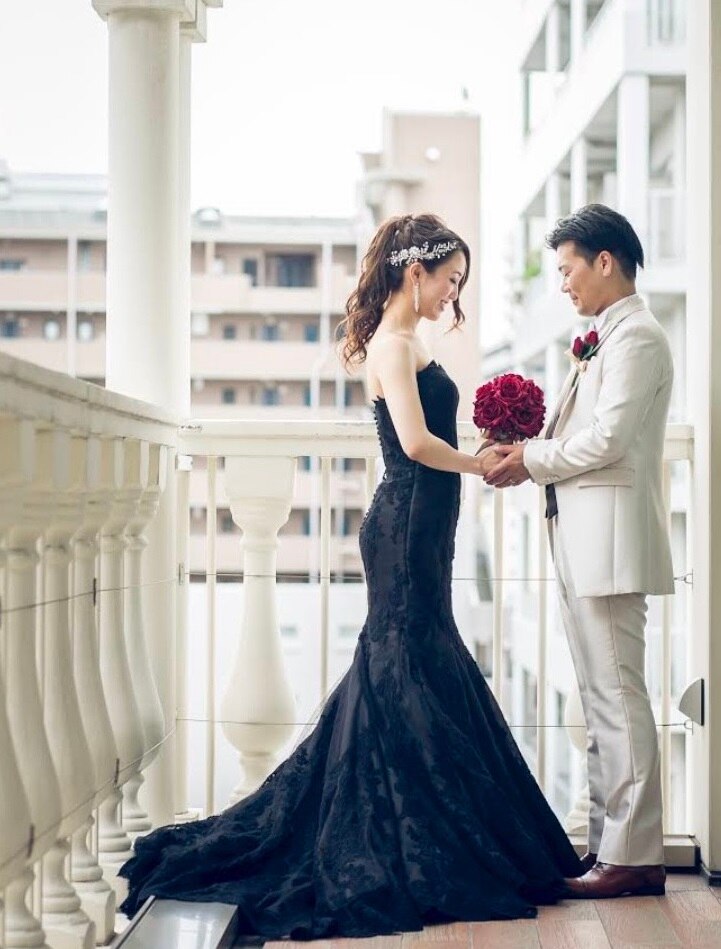 結婚式に「黒ドレス」はあり？なし？2026年最新のマナー違反回避テクと地味見えしない映えコーデ術