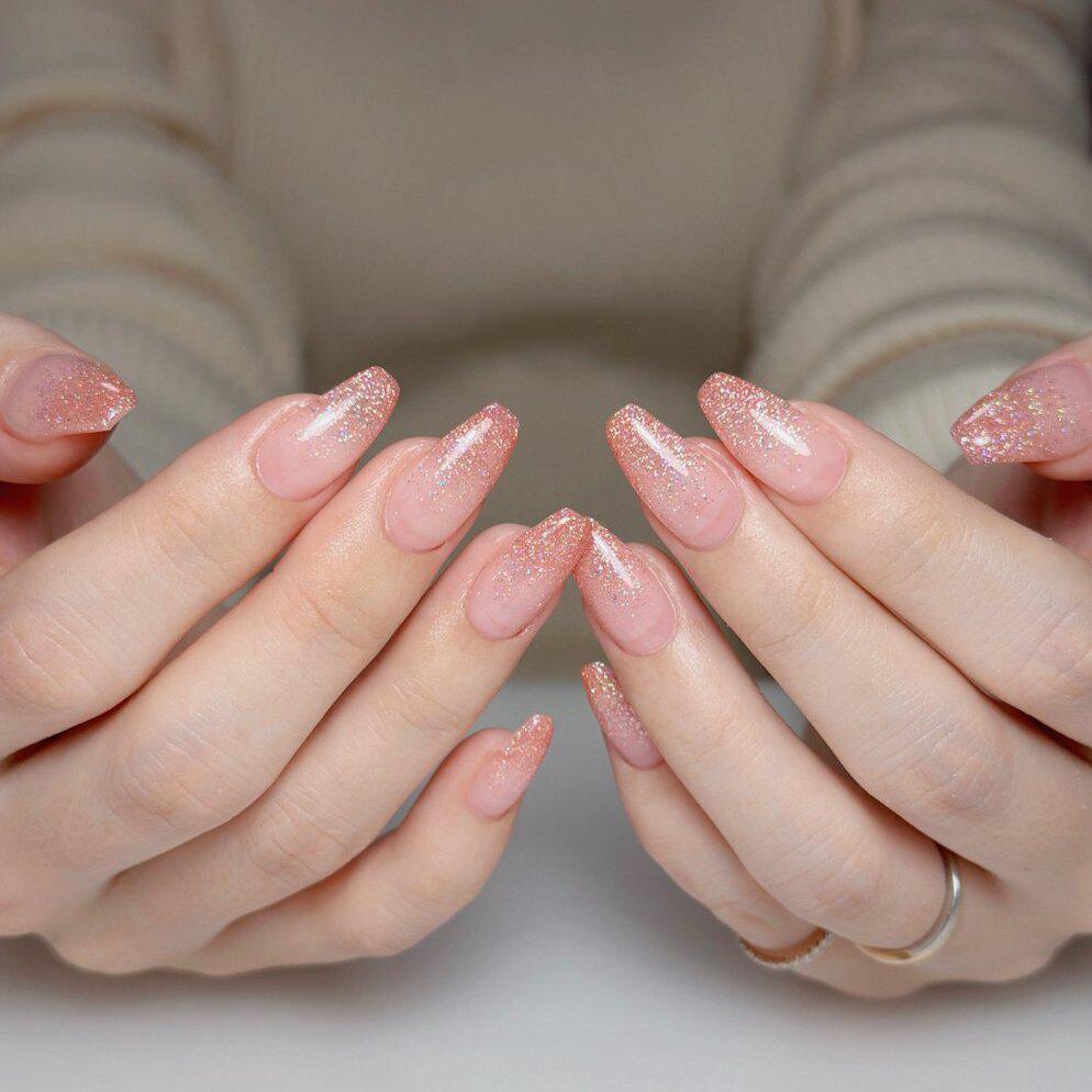 指先を細長く美しく！海外セレブが熱狂するバレリーナネイルの全貌