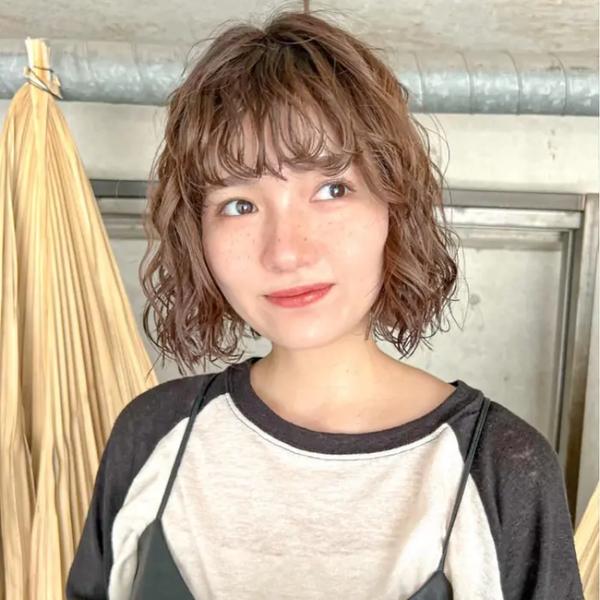 2026年春、街の視線を独占する「軽やかさ」の正体——なぜ今、大人の女性たちは一斉に髪を動かし始めたのか？