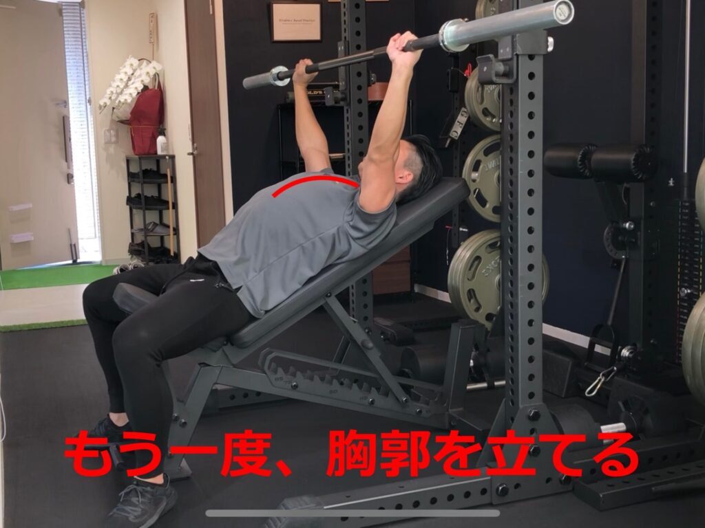 大胸筋上部が劇的成長！インクラインベンチプレスで効かせる極意