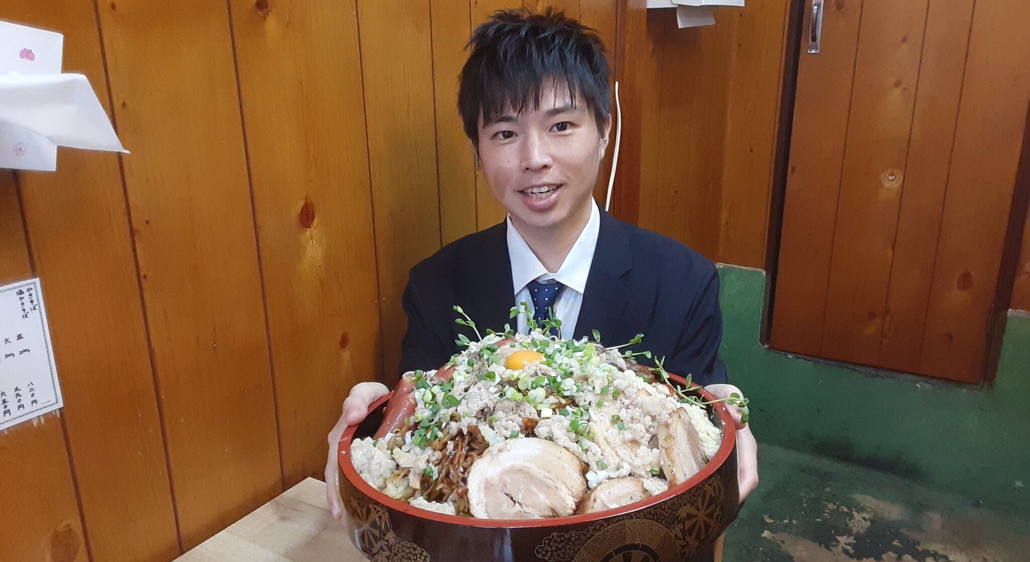 大食いしのけんの学歴と本名！スーツの理由や年収・噂の真相を追う
