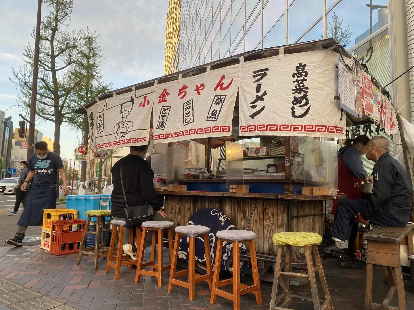 福岡・天神の夜を焦がす熱気——伝説の屋台が守り抜く「元祖焼きラーメン」と、激変する街の境界線