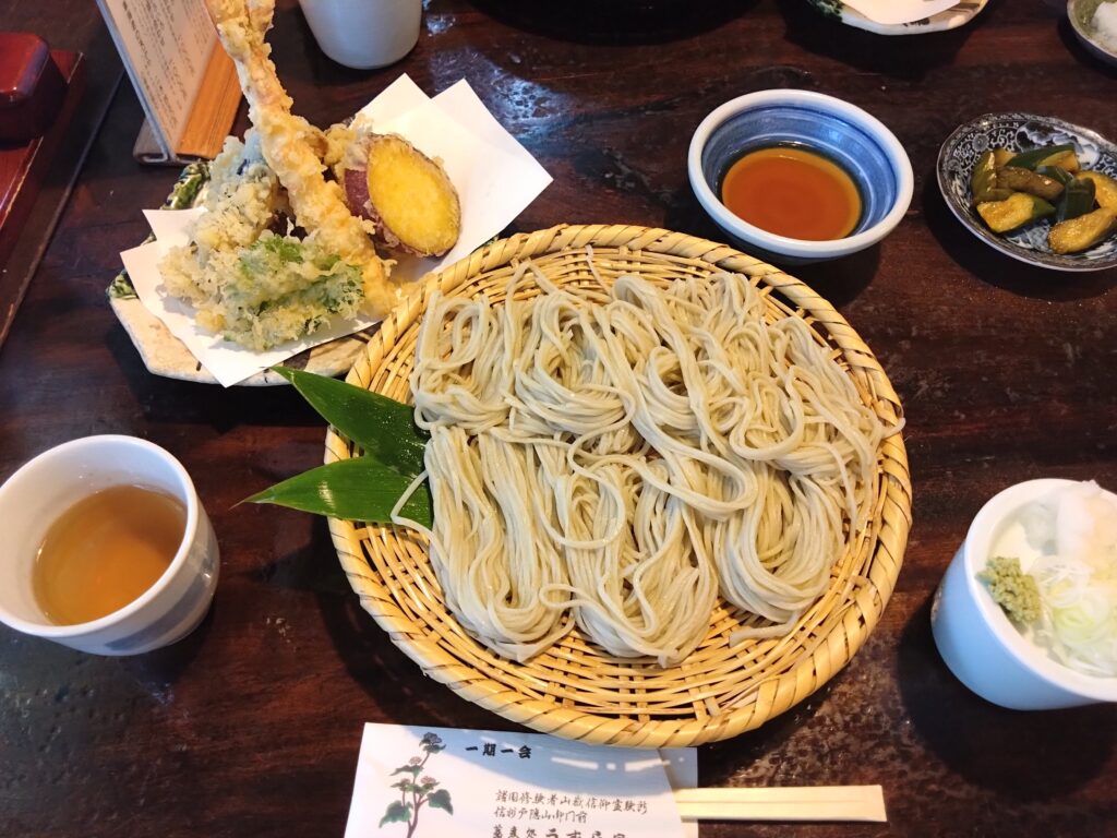 戸隠そば名店「うずら家」完全攻略！数時間待ちの理由と記帳台の裏技