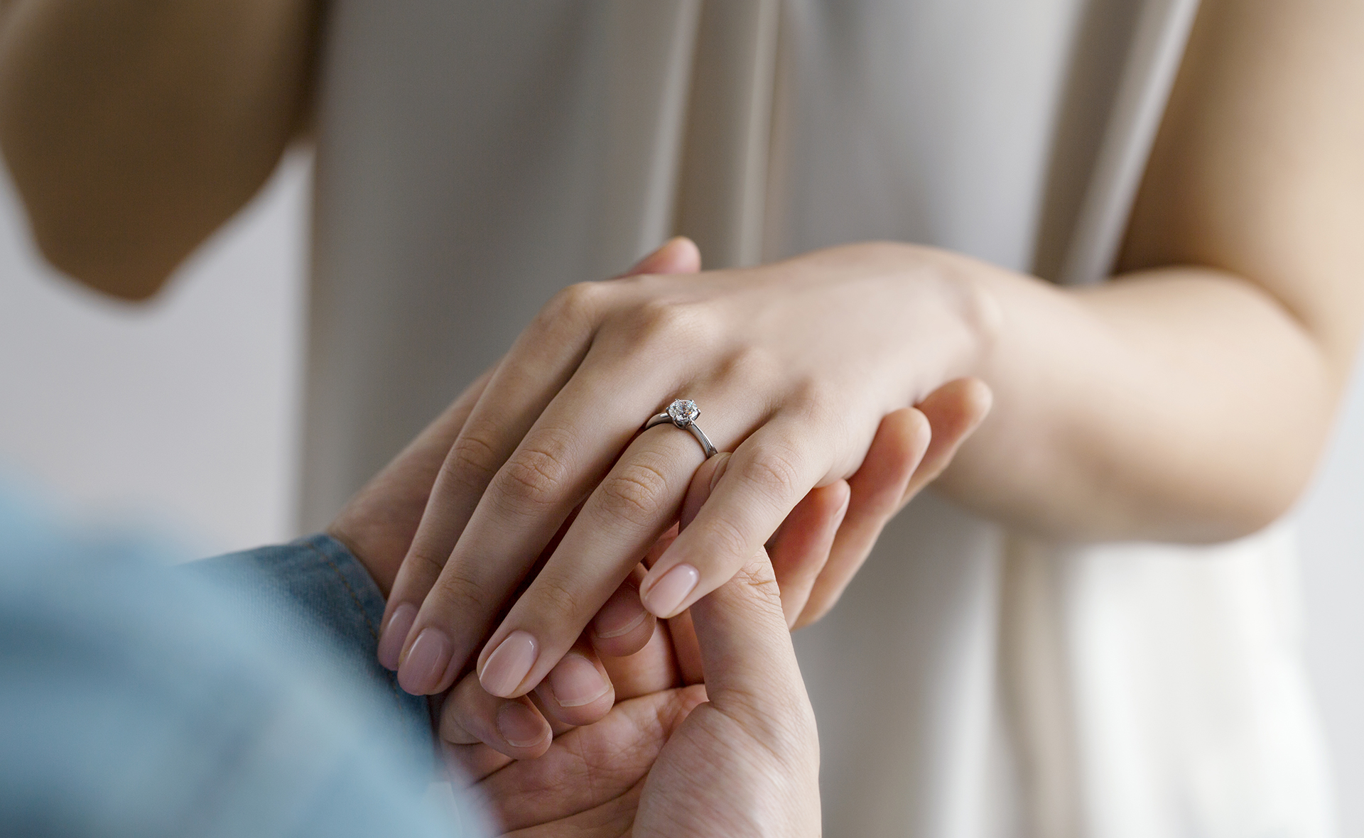 婚約者とはどこから名乗れる？彼女との違いや法的効力・破棄リスク解説