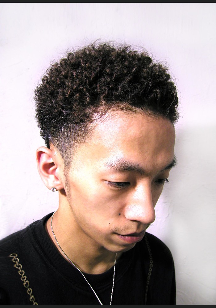 2026年最新ヘアトレンド：なぜ今「ショートパーマ」に街の男たちが殺到しているのか？