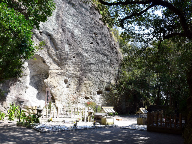 【2026年現場ルポ】社殿なき太古の聖域。日本最古の神話が息づく「花の窟神社」で世界中の旅人が息をのむ理由