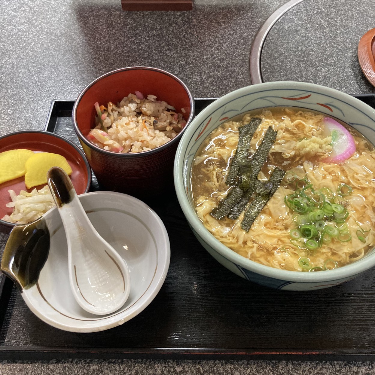 手打ちうどんの店 倭が話題！極太麺と肉汁の魅力を完全解剖