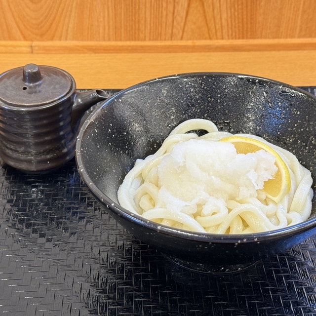 【2026年現地ルポ】一杯の出汁が紡ぐ奇跡！香川・善通寺「宮川 製 麺 所」で知る讃岐うどんの真髄とセルフ体験の熱気