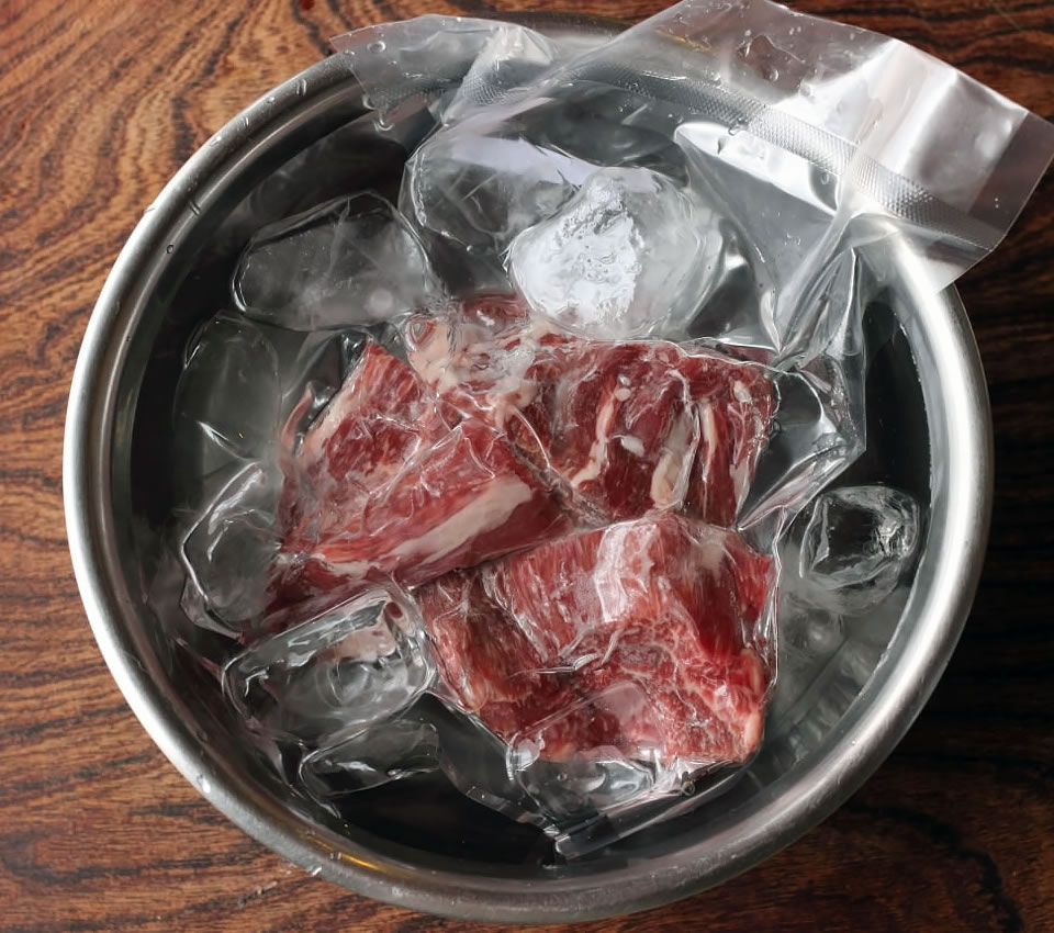 お肉の解凍で失敗しない！ドリップを防ぐ時短裏ワザと危険なNg行動