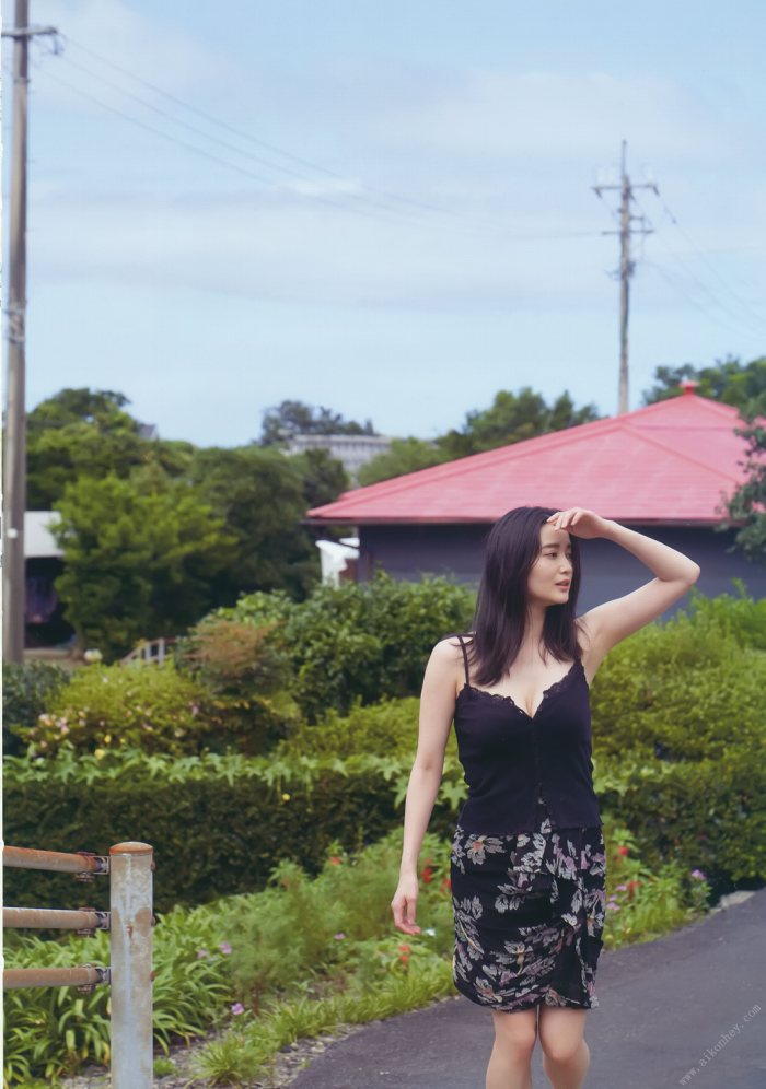 朝の「お天気お姉さん」から表現派女優へ——出口亜梨沙が魅せる“圧倒的ビジュアル”と検索数が急上昇し続ける真実