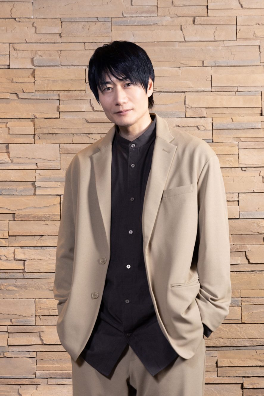 Team Nacs30周年の節目に魅せる変幻自在の演技力——「残念なイケメン」から日本を代表する実力派バイプレイヤーへ、戸次重幸が到達した表現の真骨頂