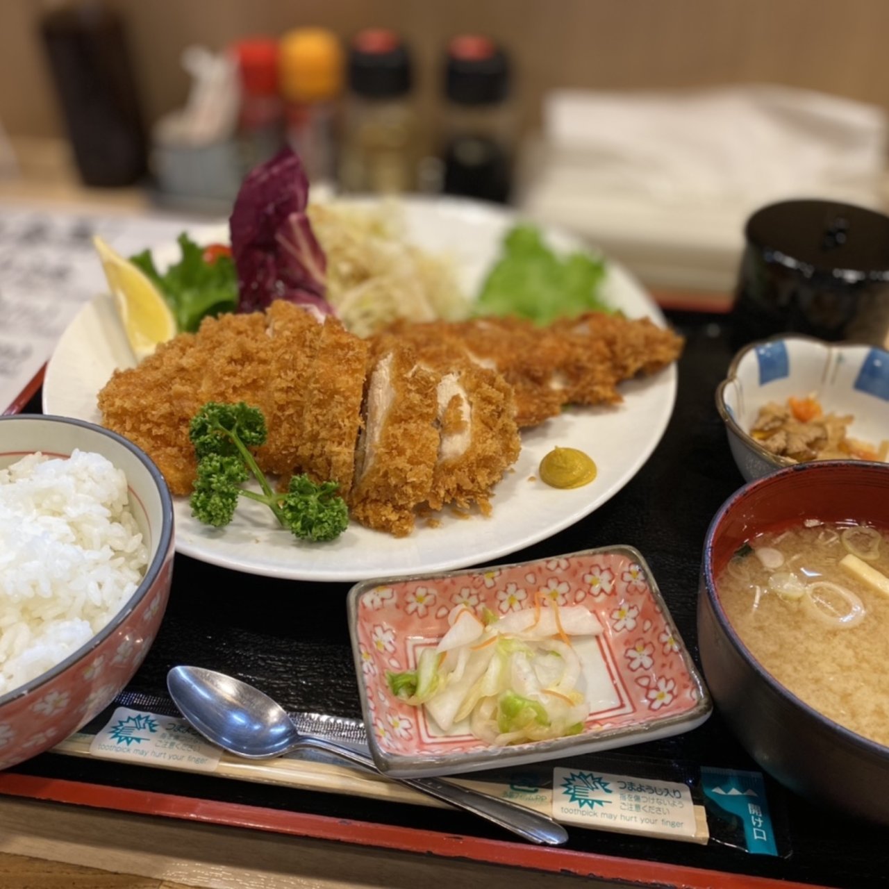 昭和の灯火が令和最新トレンドに？ 2026年、なぜ若者と外国人が「駅前食堂」に殺到するのか