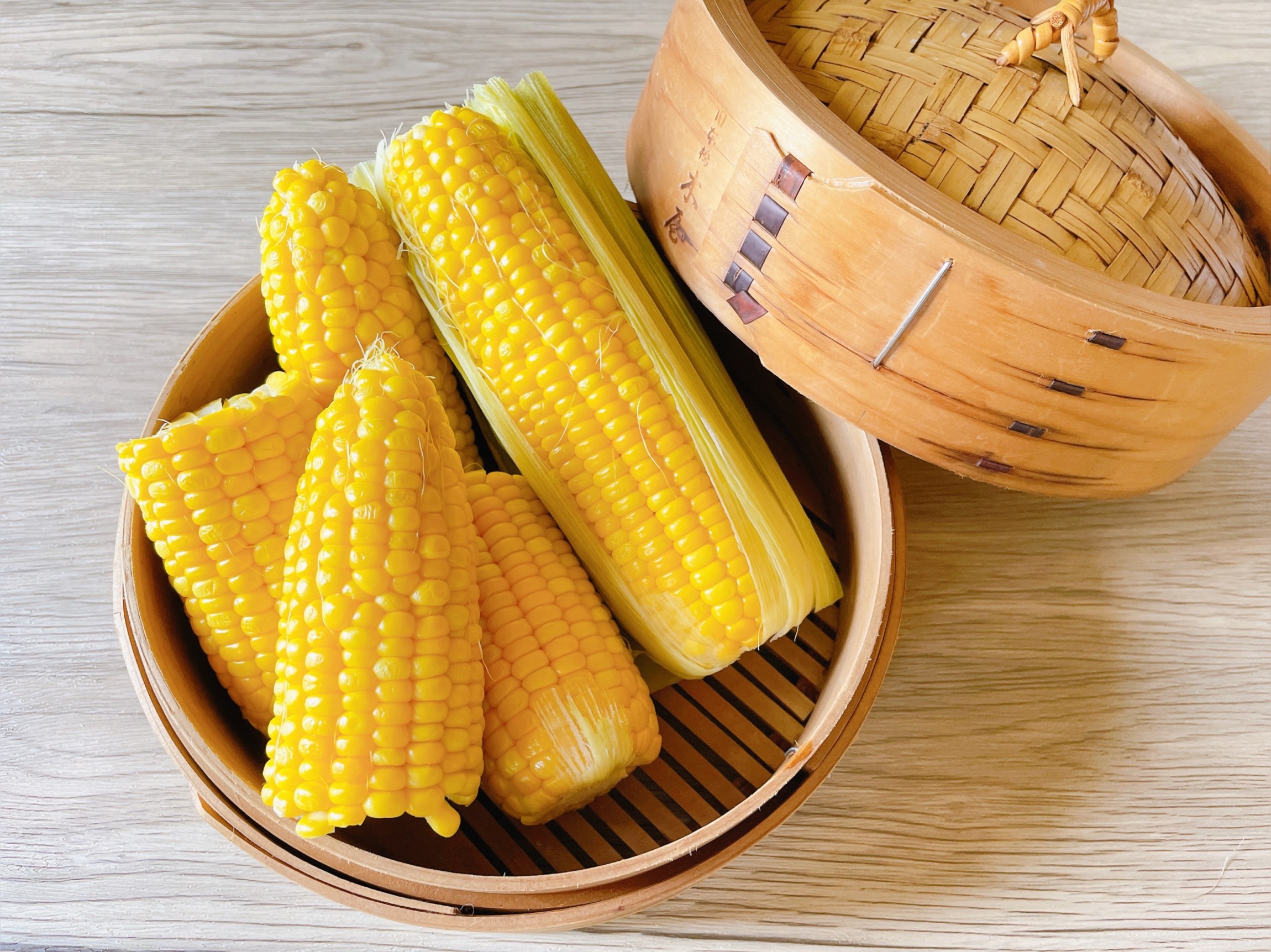 とうもろこしの蒸し時間は何分？茹でるより甘い黄金比とシワ防止の極意