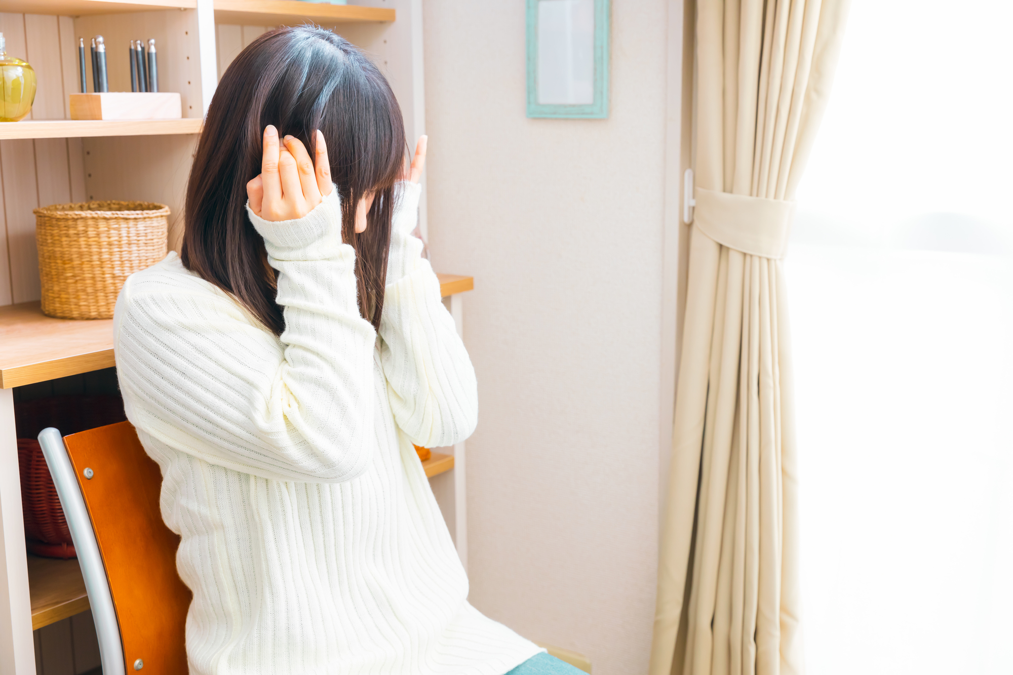 唾を飲むと耳がバリバリ鳴る原因とは？放置の危険性と治し方を徹底解説