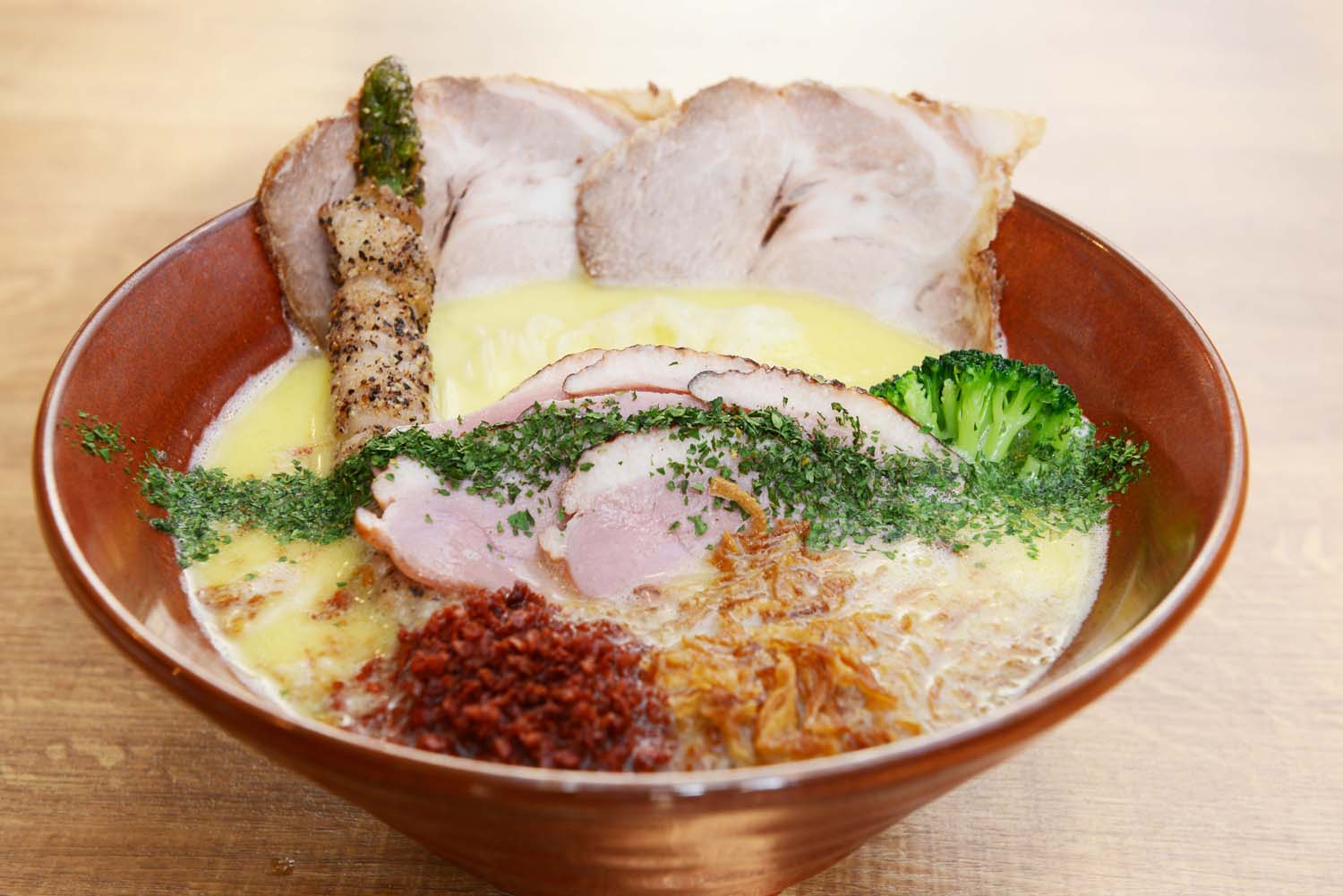 なぜ神田「麺巧 潮」の鶏白湯そばに虜？極上スープの秘密と混雑攻略を徹底解説
